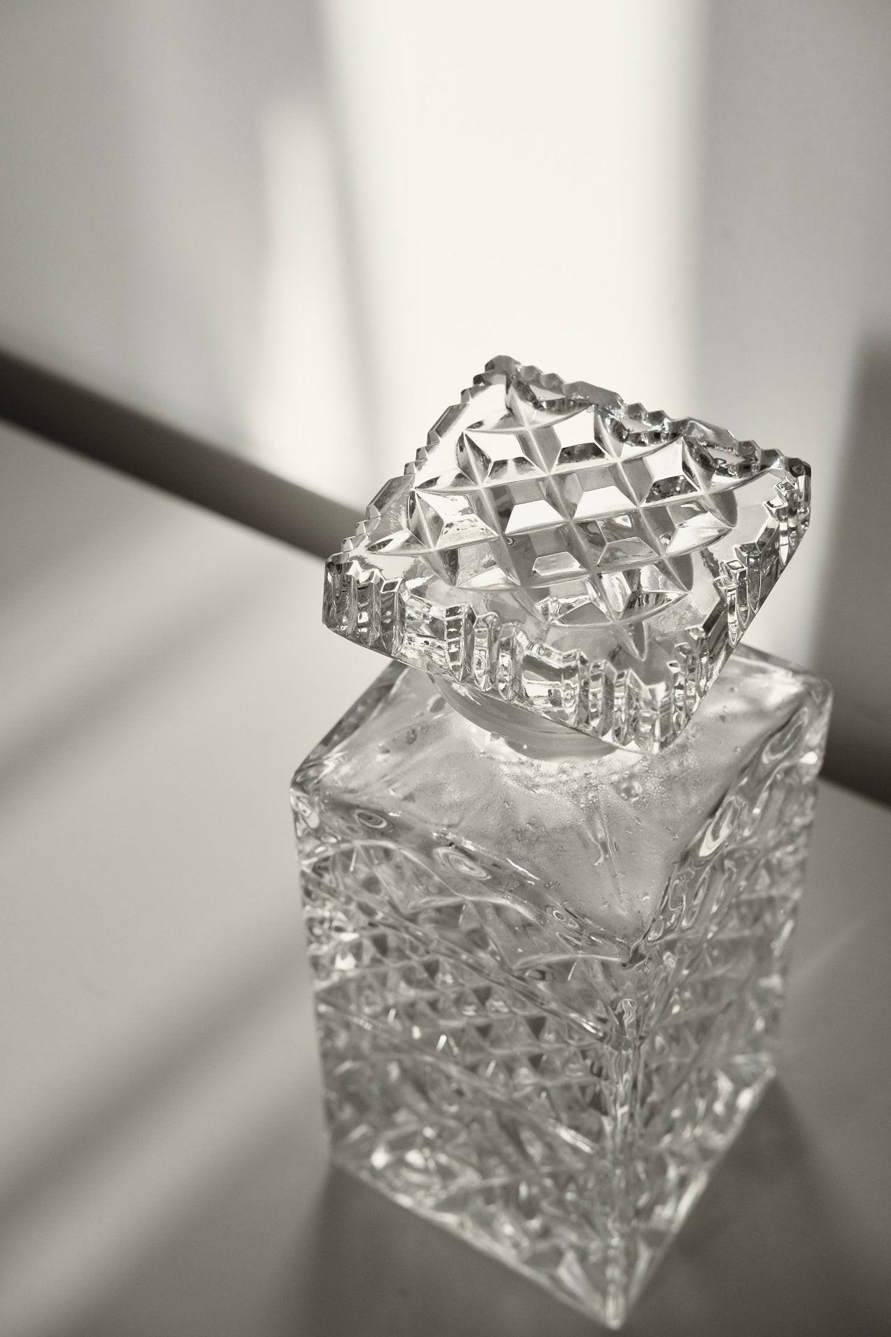 דקנטר לוויסקי עם פקק וינטג׳ קריסטל צ'כי בוהמיה מעוטרת ליטוש בעבודת יד, דקנטר וויסקי קריסטל צ'כי בוהמיה עבודת יד, דקנטר מיוחד וישן הינו פריט אספנות נדיר ואלגנטי, מושלמת לעיצוב שולחן אירוח והגשת וויסקי,פריט נדיר לאוהבי קפה בסטייל ופרטי מטבח מיוחדים, כלי בית וינטאג׳,פרטי נוי מיוחדים,אקססוריז לעיצוב בית,אקססוריז לבית אונליין,אקססוריז לבית יוקרתי,דברים יפים לבית,פריטי וינטאג למטבח,כלי בית וינטג׳,עיצוב בית יוקרתי,חנות עיצוב לבית,כלי בית מיוחדים ומעוצבים,אקססוריז יפים ומיוחדים לבית,עיצוב לבית מושלם עם סטייל,מוצרי