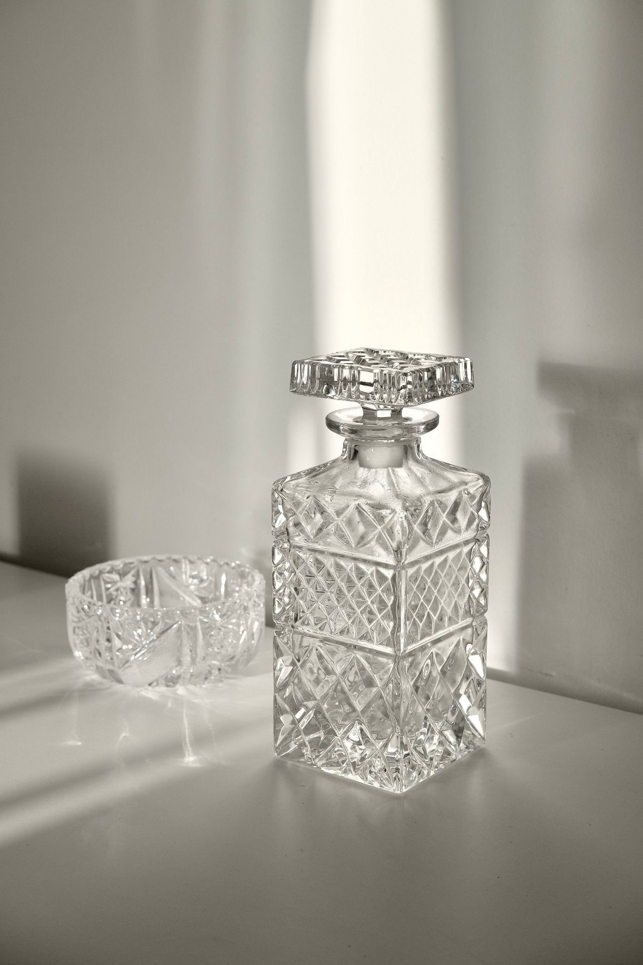 דקנטר לוויסקי עם פקק וינטג׳ קריסטל צ'כי בוהמיה מעוטרת ליטוש בעבודת יד, דקנטר וויסקי קריסטל צ'כי בוהמיה עבודת יד, דקנטר מיוחד וישן הינו פריט אספנות נדיר ואלגנטי, מושלמת לעיצוב שולחן אירוח והגשת וויסקי,פריט נדיר לאוהבי קפה בסטייל ופרטי מטבח מיוחדים, כלי בית וינטאג׳,פרטי נוי מיוחדים,אקססוריז לעיצוב בית,אקססוריז לבית אונליין,אקססוריז לבית יוקרתי,דברים יפים לבית,פריטי וינטאג למטבח,כלי בית וינטג׳,עיצוב בית יוקרתי,חנות עיצוב לבית,כלי בית מיוחדים ומעוצבים,אקססוריז יפים ומיוחדים לבית,עיצוב לבית מושלם עם סטייל,מוצרי