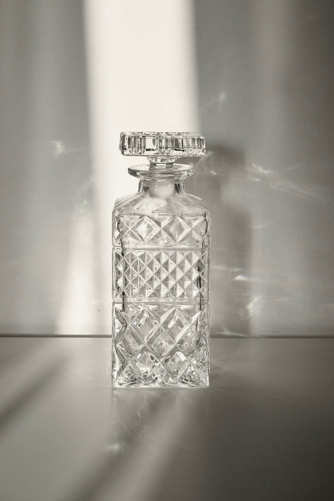 דקנטר לוויסקי עם פקק וינטג׳ קריסטל צ'כי בוהמיה מעוטרת ליטוש בעבודת יד, דקנטר וויסקי קריסטל צ'כי בוהמיה עבודת יד, דקנטר מיוחד וישן הינו פריט אספנות נדיר ואלגנטי, מושלמת לעיצוב שולחן אירוח והגשת וויסקי,פריט נדיר לאוהבי קפה בסטייל ופרטי מטבח מיוחדים, כלי בית וינטאג׳,פרטי נוי מיוחדים,אקססוריז לעיצוב בית,אקססוריז לבית אונליין,אקססוריז לבית יוקרתי,דברים יפים לבית,פריטי וינטאג למטבח,כלי בית וינטג׳,עיצוב בית יוקרתי,חנות עיצוב לבית,כלי בית מיוחדים ומעוצבים,אקססוריז יפים ומיוחדים לבית,עיצוב לבית מושלם עם סטייל,מוצרי