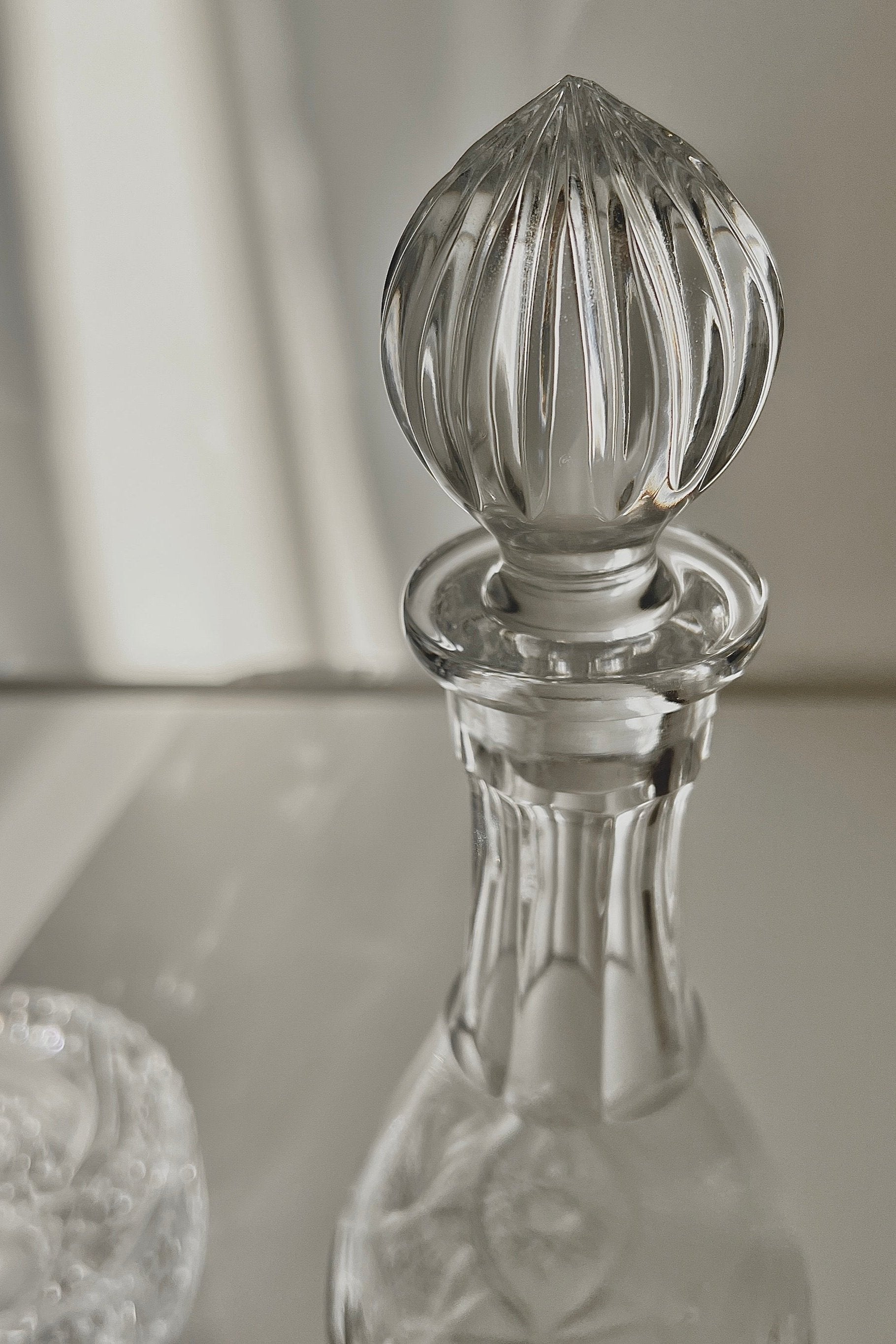 דקנטר יין עם פקק וינטג׳ קריסטל צ'כי בוהמיה מעוטרת ליטוש בעבודת יד, דקנטר יין קריסטל צ'כי בוהמיה עבודת יד, מיוחד וישן ופריט אספנות נדיר, מושלמת לעיצוב שולחן אירוח והגשת יין, יכול לשמש בבית כקנקן מים יוקרתי ופריט נוי דקורטיבי מהמם, מתנות לשבועות,רעיונות למתנות לחג,מתנות לראש השנה מקוריות,מתנות מקוריות לחג,מתנות יצירתיות,חנויות וינטאג לבית,וינטג' ישראלי,כלי בית עתיקים,אספנות ווינטאג,כלי מטבח וינטג למכירה,וינטג' אספנות ועיצוב הבית,כלי בית וינטאג',חפצי נוי וינטג לבית