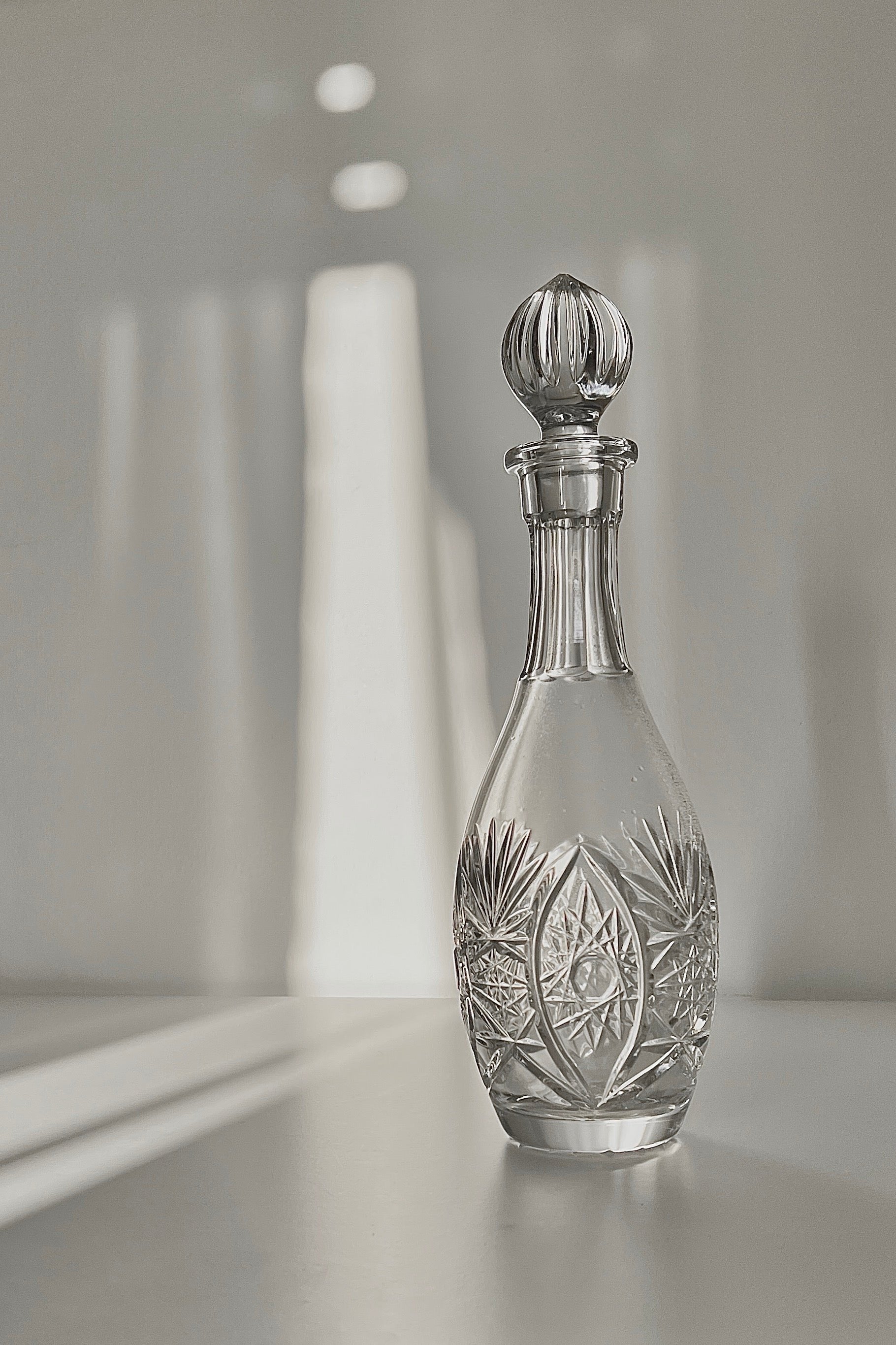 דקנטר יין עם פקק וינטג׳ קריסטל צ'כי בוהמיה מעוטרת ליטוש בעבודת יד, דקנטר יין קריסטל צ'כי בוהמיה עבודת יד, מיוחד וישן ופריט אספנות נדיר, מושלמת לעיצוב שולחן אירוח והגשת יין, יכול לשמש בבית כקנקן מים יוקרתי ופריט נוי דקורטיבי מהמם, מתנות לשבועות,רעיונות למתנות לחג,מתנות לראש השנה מקוריות,מתנות מקוריות לחג,מתנות יצירתיות,חנויות וינטאג לבית,וינטג' ישראלי,כלי בית עתיקים,אספנות ווינטאג,כלי מטבח וינטג למכירה,וינטג' אספנות ועיצוב הבית,כלי בית וינטאג',חפצי נוי וינטג לבית