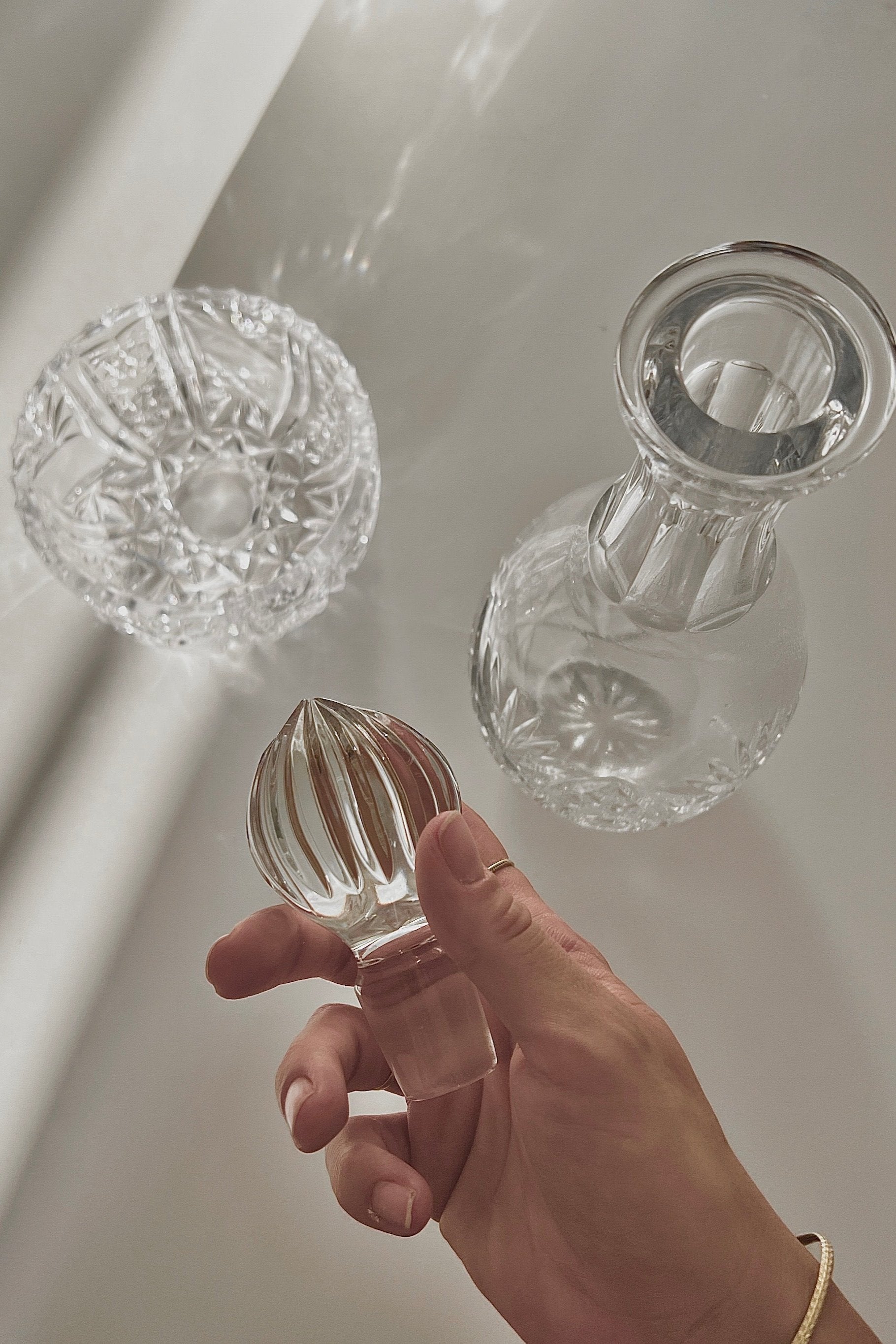 דקנטר יין עם פקק וינטג׳ קריסטל צ'כי בוהמיה מעוטרת ליטוש בעבודת יד, דקנטר יין קריסטל צ'כי בוהמיה עבודת יד, מיוחד וישן ופריט אספנות נדיר, מושלמת לעיצוב שולחן אירוח והגשת יין, יכול לשמש בבית כקנקן מים יוקרתי ופריט נוי דקורטיבי מהמם, מתנות לשבועות,רעיונות למתנות לחג,מתנות לראש השנה מקוריות,מתנות מקוריות לחג,מתנות יצירתיות,חנויות וינטאג לבית,וינטג' ישראלי,כלי בית עתיקים,אספנות ווינטאג,כלי מטבח וינטג למכירה,וינטג' אספנות ועיצוב הבית,כלי בית וינטאג',חפצי נוי וינטג לבית