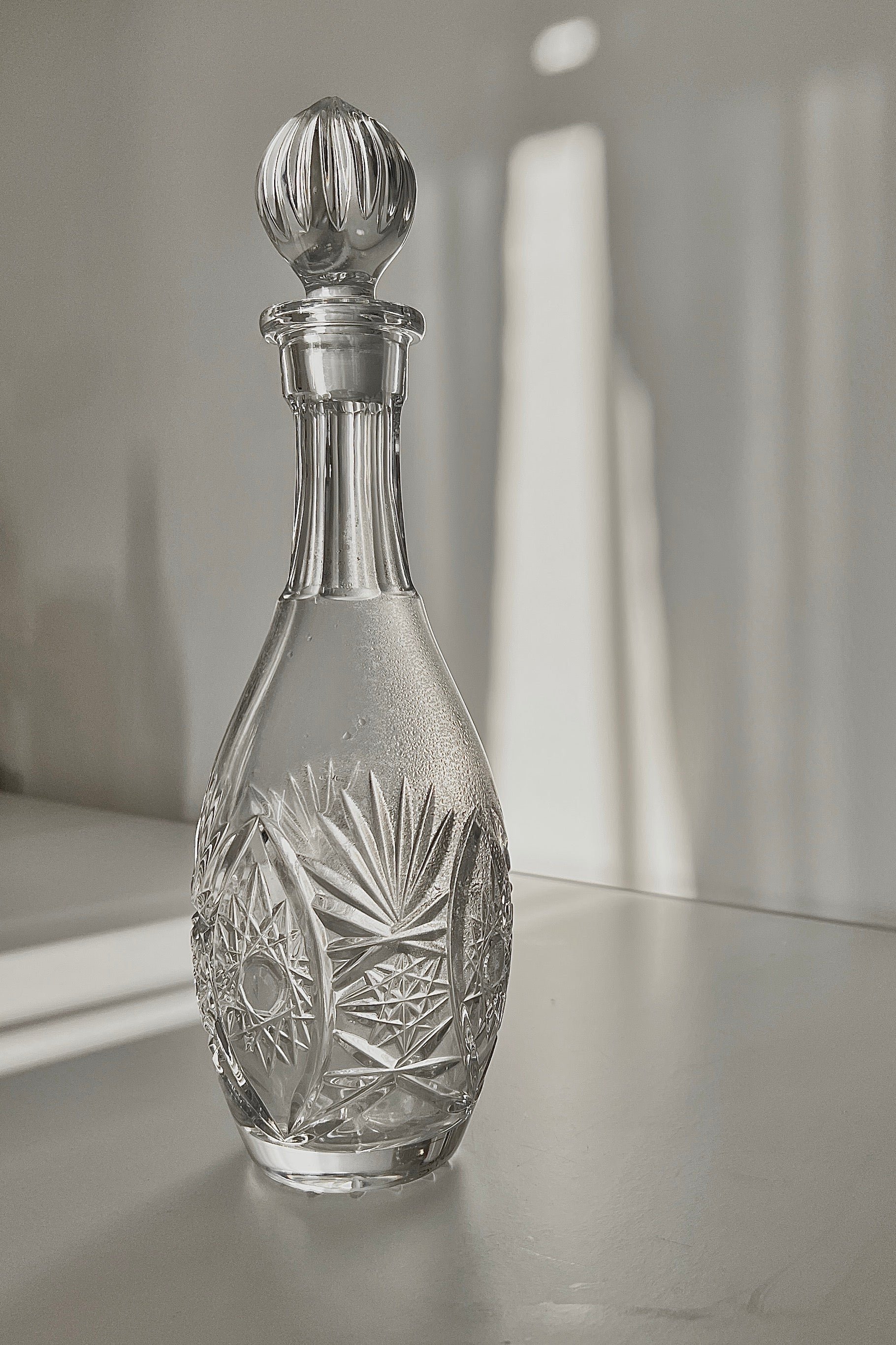 דקנטר יין עם פקק וינטג׳ קריסטל צ'כי בוהמיה מעוטרת ליטוש בעבודת יד, דקנטר יין קריסטל צ'כי בוהמיה עבודת יד, מיוחד וישן ופריט אספנות נדיר, מושלמת לעיצוב שולחן אירוח והגשת יין, יכול לשמש בבית כקנקן מים יוקרתי ופריט נוי דקורטיבי מהמם, מתנות לשבועות,רעיונות למתנות לחג,מתנות לראש השנה מקוריות,מתנות מקוריות לחג,מתנות יצירתיות,חנויות וינטאג לבית,וינטג' ישראלי,כלי בית עתיקים,אספנות ווינטאג,כלי מטבח וינטג למכירה,וינטג' אספנות ועיצוב הבית,כלי בית וינטאג',חפצי נוי וינטג לבית