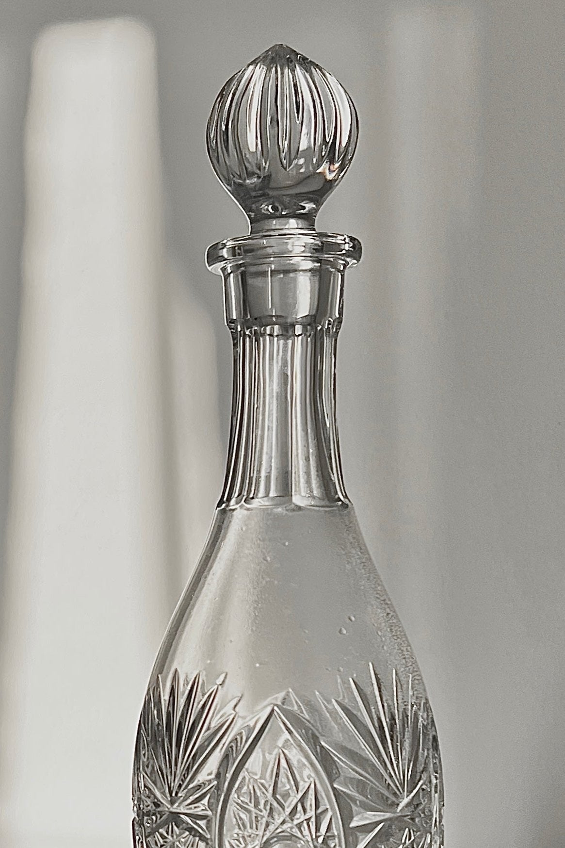 דקנטר יין עם פקק וינטג׳ קריסטל צ'כי בוהמיה מעוטרת ליטוש בעבודת יד, דקנטר יין קריסטל צ'כי בוהמיה עבודת יד, מיוחד וישן ופריט אספנות נדיר, מושלמת לעיצוב שולחן אירוח והגשת יין, יכול לשמש בבית כקנקן מים יוקרתי ופריט נוי דקורטיבי מהמם, מתנות לשבועות,רעיונות למתנות לחג,מתנות לראש השנה מקוריות,מתנות מקוריות לחג,מתנות יצירתיות,חנויות וינטאג לבית,וינטג' ישראלי,כלי בית עתיקים,אספנות ווינטאג,כלי מטבח וינטג למכירה,וינטג' אספנות ועיצוב הבית,כלי בית וינטאג',חפצי נוי וינטג לבית