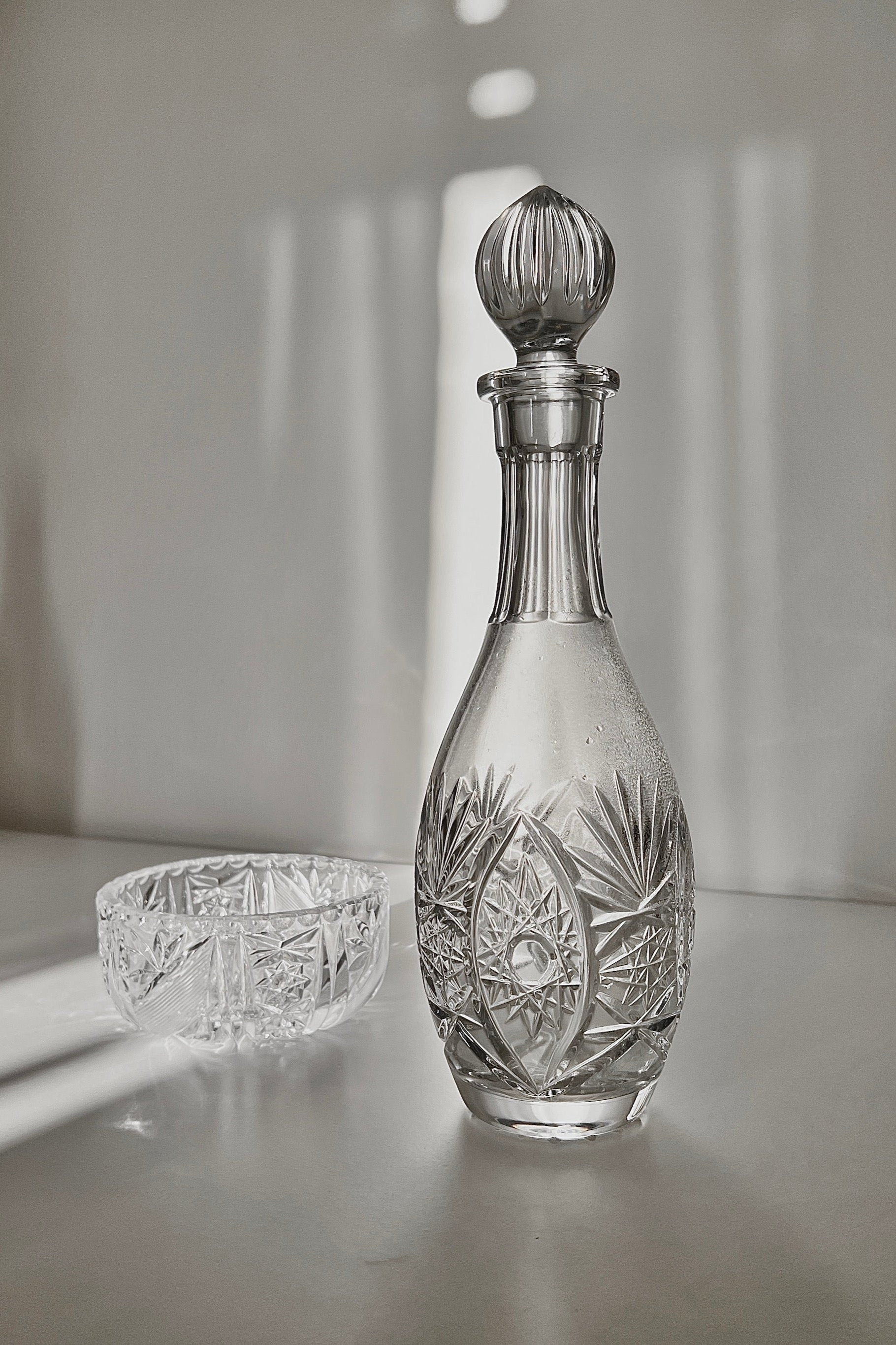 דקנטר יין עם פקק וינטג׳ קריסטל צ'כי בוהמיה מעוטרת ליטוש בעבודת יד, דקנטר יין קריסטל צ'כי בוהמיה עבודת יד, מיוחד וישן ופריט אספנות נדיר, מושלמת לעיצוב שולחן אירוח והגשת יין, יכול לשמש בבית כקנקן מים יוקרתי ופריט נוי דקורטיבי מהמם, מתנות לשבועות,רעיונות למתנות לחג,מתנות לראש השנה מקוריות,מתנות מקוריות לחג,מתנות יצירתיות,חנויות וינטאג לבית,וינטג' ישראלי,כלי בית עתיקים,אספנות ווינטאג,כלי מטבח וינטג למכירה,וינטג' אספנות ועיצוב הבית,כלי בית וינטאג',חפצי נוי וינטג לבית