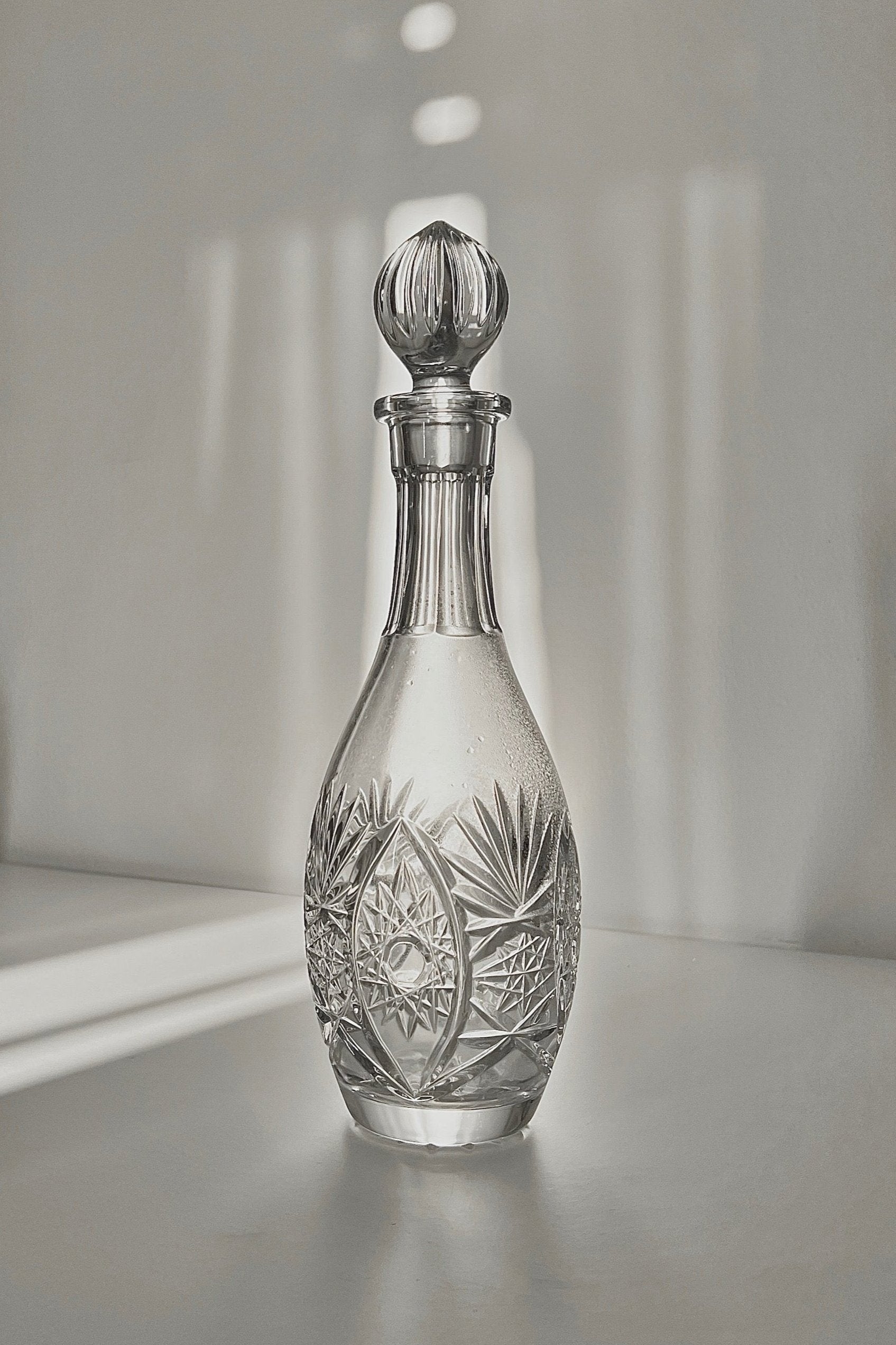 דקנטר יין עם פקק וינטג׳ קריסטל צ'כי בוהמיה מעוטרת ליטוש בעבודת יד, דקנטר יין קריסטל צ'כי בוהמיה עבודת יד, מיוחד וישן ופריט אספנות נדיר, מושלמת לעיצוב שולחן אירוח והגשת יין, יכול לשמש בבית כקנקן מים יוקרתי ופריט נוי דקורטיבי מהמם, מתנות לשבועות,רעיונות למתנות לחג,מתנות לראש השנה מקוריות,מתנות מקוריות לחג,מתנות יצירתיות,חנויות וינטאג לבית,וינטג' ישראלי,כלי בית עתיקים,אספנות ווינטאג,כלי מטבח וינטג למכירה,וינטג' אספנות ועיצוב הבית,כלי בית וינטאג',חפצי נוי וינטג לבית