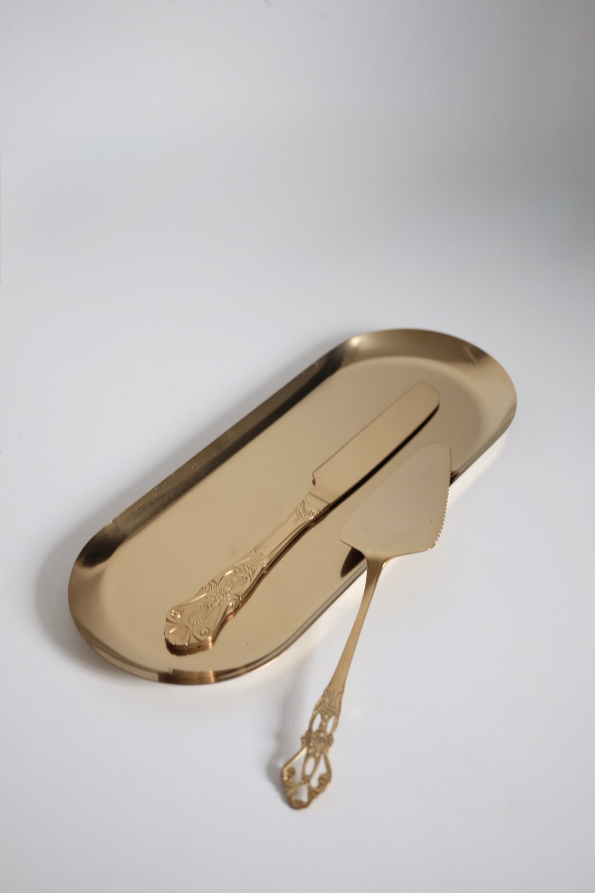 סט כף וסכין לעוגה וינטג׳ ציפוי זהב עם עיטורים קלאסיים בעיצוב יוקרתי ואלגנטי, סט 2 חלקים סכין וכף לחיתוך עוגה וינטגי בעיצוב ייחודי ויוקרתי ציפוי זהב תוצרת פולין מושלם להגשת עוגות באירועים ועיצוב שולחן חג. מוסיף תזכורת מתקופה הויקטוריאני ומביאות נגיעה של אלגנטיות ונוסטלגיה לעיצוב השולחן. סט הגשה לעוגה עשוי נרוסטה מצופה זהב, משדר קסם ותחכום של העולם הישן שמשתלב עם הפריטים המודרניים באופן נהדר. מתנות לאוהבי וינטג׳, מתנה לאירוח בלתי נשכח, מתנות יוקרה להבית, מתנות עם אופי ואישיות, רעיונות למתנות ייחודיות לחג, מתנ