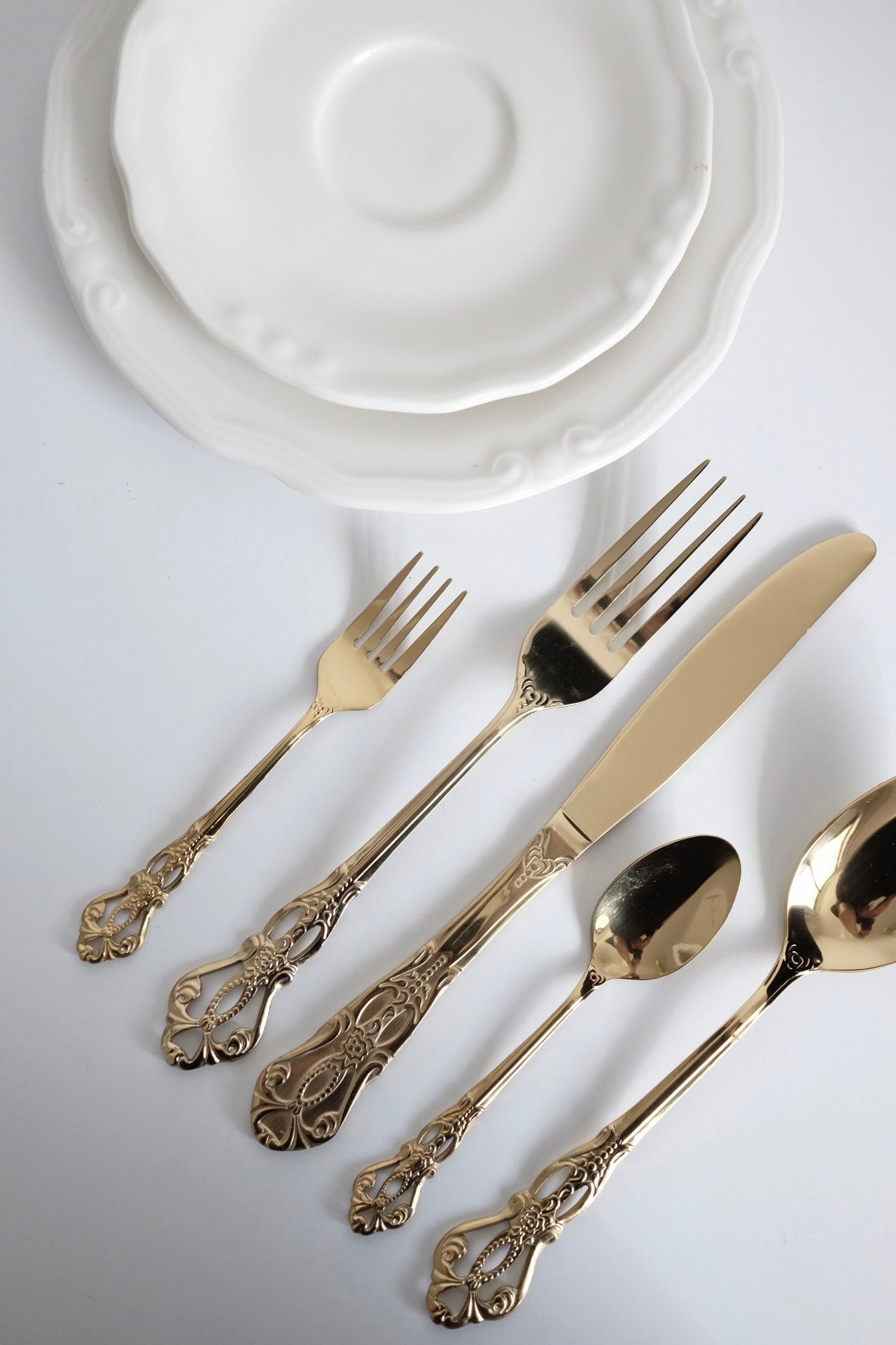 סט סכום 30 חלקים בעיצוב ייחודי ויוקרתי וינטגי ציפוי זהב תוצרת פולין מושלם להגשת מנות ראשונות ועיצוב שולחן חג. מוסיף תזכורת מתקופה הויקטוריאני ומביאות נגיעה של אלגנטיות ונוסטלגיה לעיצוב השולחן. סכום שולחן עשוי נרוסטה מצופה זהב, משדר קסם ותחכום של העולם הישן שמשתלב עם הפריטים המודרניים באופן נהדר. הסט כולל - 6 כפיות קפה קטנות - 6 מזלגות קינוח - 6 כפות - 6 מזלגות 6 סכינים. כלי הגשה לפסח יוקרתיים, סט כלים לחג פסח בעיצוב מיוחד, כלי הגשה מעוצבים לשולחן חג, כלי מטבח נוסטלגיים לפסח, כלי הגשה מיוחדים לליל הסדר, כלים