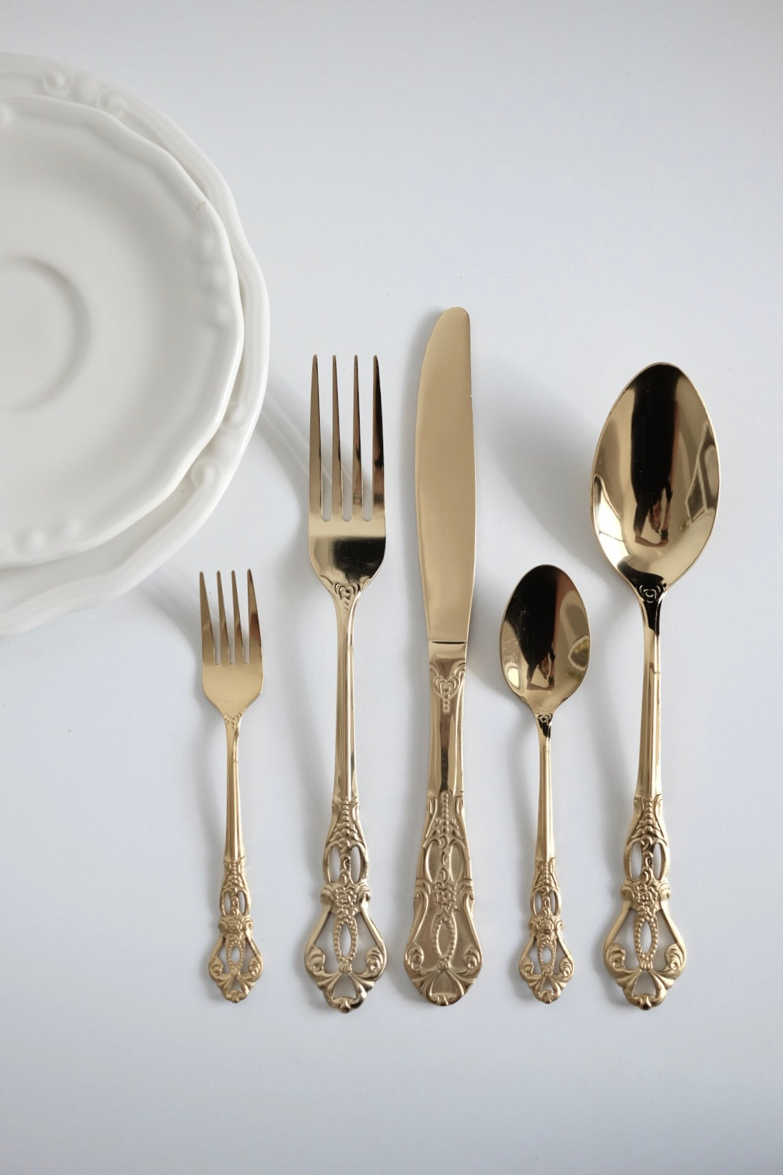 סט סכום 30 חלקים בעיצוב ייחודי ויוקרתי וינטגי ציפוי זהב תוצרת פולין מושלם להגשת מנות ראשונות ועיצוב שולחן חג. מוסיף תזכורת מתקופה הויקטוריאני ומביאות נגיעה של אלגנטיות ונוסטלגיה לעיצוב השולחן. סכום שולחן עשוי נרוסטה מצופה זהב, משדר קסם ותחכום של העולם הישן שמשתלב עם הפריטים המודרניים באופן נהדר. הסט כולל - 6 כפיות קפה קטנות - 6 מזלגות קינוח - 6 כפות - 6 מזלגות 6 סכינים. כלי הגשה לפסח יוקרתיים, סט כלים לחג פסח בעיצוב מיוחד, כלי הגשה מעוצבים לשולחן חג, כלי מטבח נוסטלגיים לפסח, כלי הגשה מיוחדים לליל הסדר, כלים