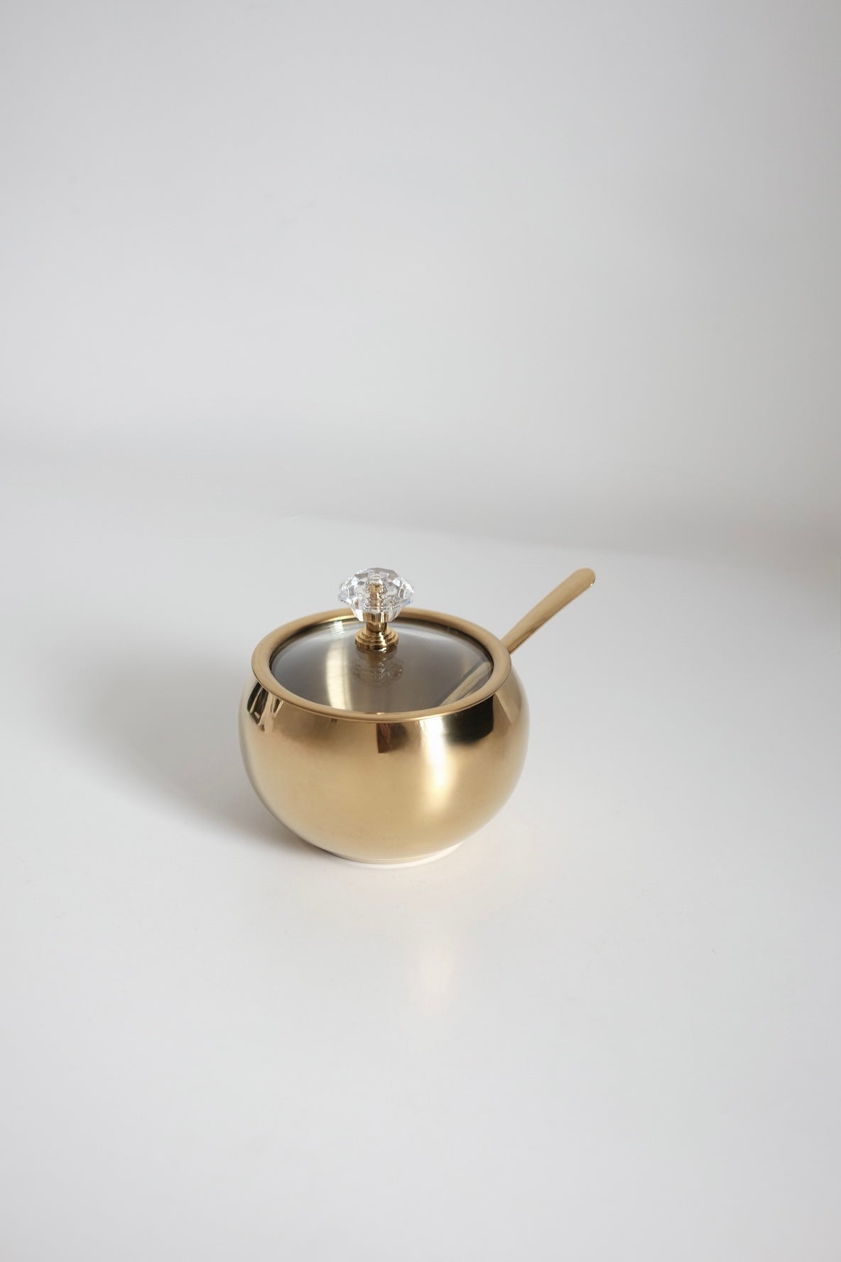 מיכל סוכר עם מכסה זכוכית בגוון וינטגי אלגנטי ויוקרתי. מושלם לשימוש כקערת דבש, מלח, ממתקים ופולי קפה. אביזרי אחסון למטבח בסגנון ארופאי משובח. הכלי מיוחד בצורת כדור במראה קלאסי ואלגנטי. צנצנת מושלמת לאחסון סוכר, דבש, פולי קפה. שמתאים לשולחן חג, לאירוח חגיגי או כמתנה יוקרתית. העיצוב בסגנון רטרו אירופאי אשר נראה כתכשיט נדיר דקורטיבי למטבח מודרני. קולקציית אקססוריז מיוחדים לבית ורעיונות לעיצוב מטבח וינטג יוקרתי. פריטי אספנות למטבח לפסח,השראה לשולחן חג פסח,עיצוב שולחן ליל הסדר וינטג, שולחן חג בסגנון אירופאי קלאסי