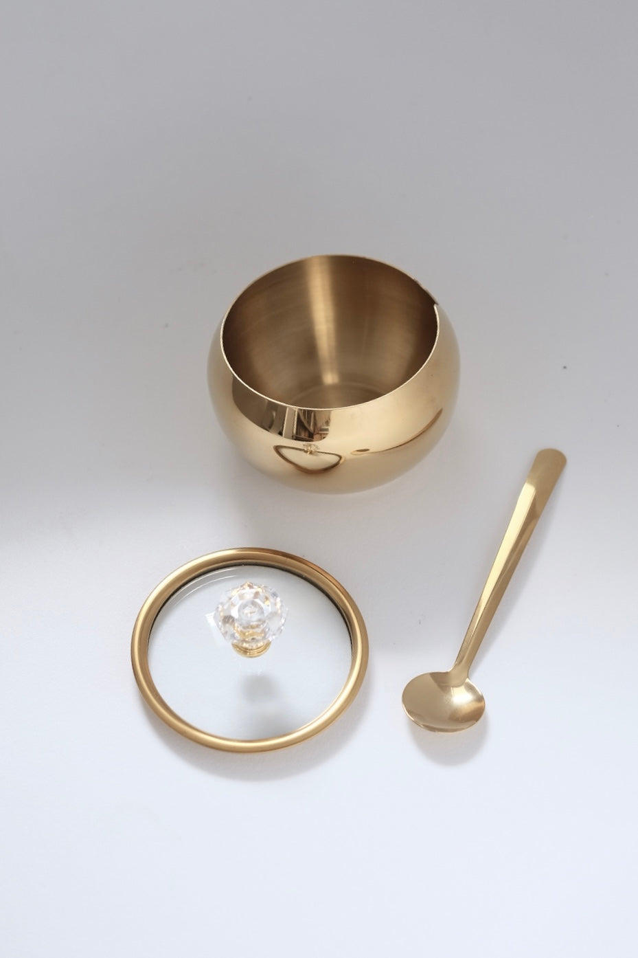 מיכל סוכר עם מכסה זכוכית בגוון וינטגי אלגנטי ויוקרתי. מושלם לשימוש כקערת דבש, מלח, ממתקים ופולי קפה. אביזרי אחסון למטבח בסגנון ארופאי משובח. הכלי מיוחד בצורת כדור במראה קלאסי ואלגנטי. צנצנת מושלמת לאחסון סוכר, דבש, פולי קפה. שמתאים לשולחן חג, לאירוח חגיגי או כמתנה יוקרתית. העיצוב בסגנון רטרו אירופאי אשר נראה כתכשיט נדיר דקורטיבי למטבח מודרני. קולקציית אקססוריז מיוחדים לבית ורעיונות לעיצוב מטבח וינטג יוקרתי. פריטי אספנות למטבח לפסח,השראה לשולחן חג פסח,עיצוב שולחן ליל הסדר וינטג, שולחן חג בסגנון אירופאי קלאסי