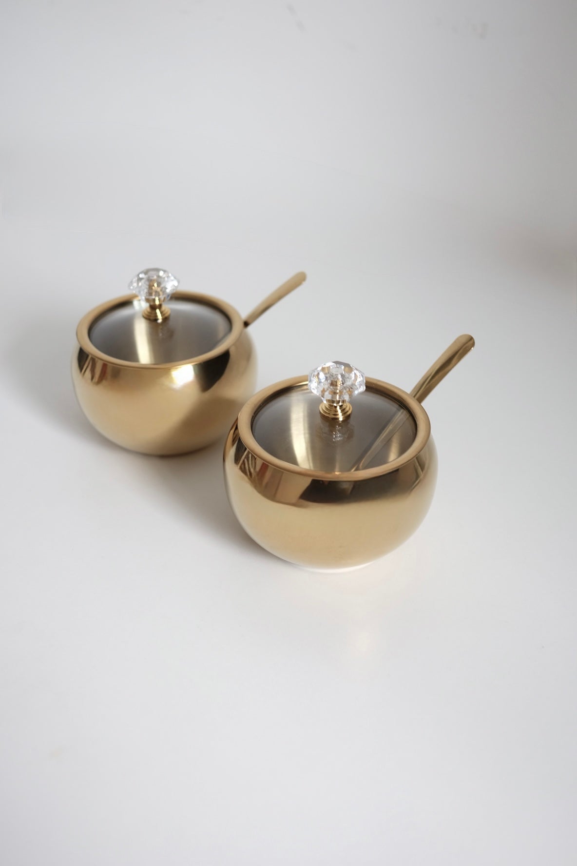 סט כלי אחסון סוכר בסגנון וינטג׳ יוקרתי עם מכסה זכוכית וזוג כפיות אלגנטי בגימור זהב, 2 יחידות צנצנת בצבע זהב בסגנון וינטגי אירופאי עם מכסה וזוג כפיות. סט מושלם למטבח ככלי אחסון לסוכר, דבש, מיכל מלח או צנצנת אחסון לשולחן אירוח והגשה, מתנות לחג לבית חדש, מתנות עם משמעות לפסח, מתנות עם סיפור, מתנה שמרגשת באמת, מתנות לאנשים שאוהבים עיצוב, מתנות לאוהבי וינטג׳, מתנה לאירוח בלתי נשכח, מתנות יוקרה להבית, מתנות עם אופי ואישיות, רעיונות למתנות ייחודיות לחג, מתנות עם היסטוריה, פריטים מיוחדים לבית ומתנה שהיא חוויה, מתנה