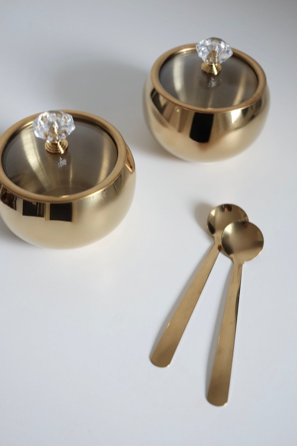 סט כלי אחסון סוכר בסגנון וינטג׳ יוקרתי עם מכסה זכוכית וזוג כפיות אלגנטי בגימור זהב, 2 יחידות צנצנת בצבע זהב בסגנון וינטגי אירופאי עם מכסה וזוג כפיות. סט מושלם למטבח ככלי אחסון לסוכר, דבש, מיכל מלח או צנצנת אחסון לשולחן אירוח והגשה, מתנות לחג לבית חדש, מתנות עם משמעות לפסח, מתנות עם סיפור, מתנה שמרגשת באמת, מתנות לאנשים שאוהבים עיצוב, מתנות לאוהבי וינטג׳, מתנה לאירוח בלתי נשכח, מתנות יוקרה להבית, מתנות עם אופי ואישיות, רעיונות למתנות ייחודיות לחג, מתנות עם היסטוריה, פריטים מיוחדים לבית ומתנה שהיא חוויה, מתנה