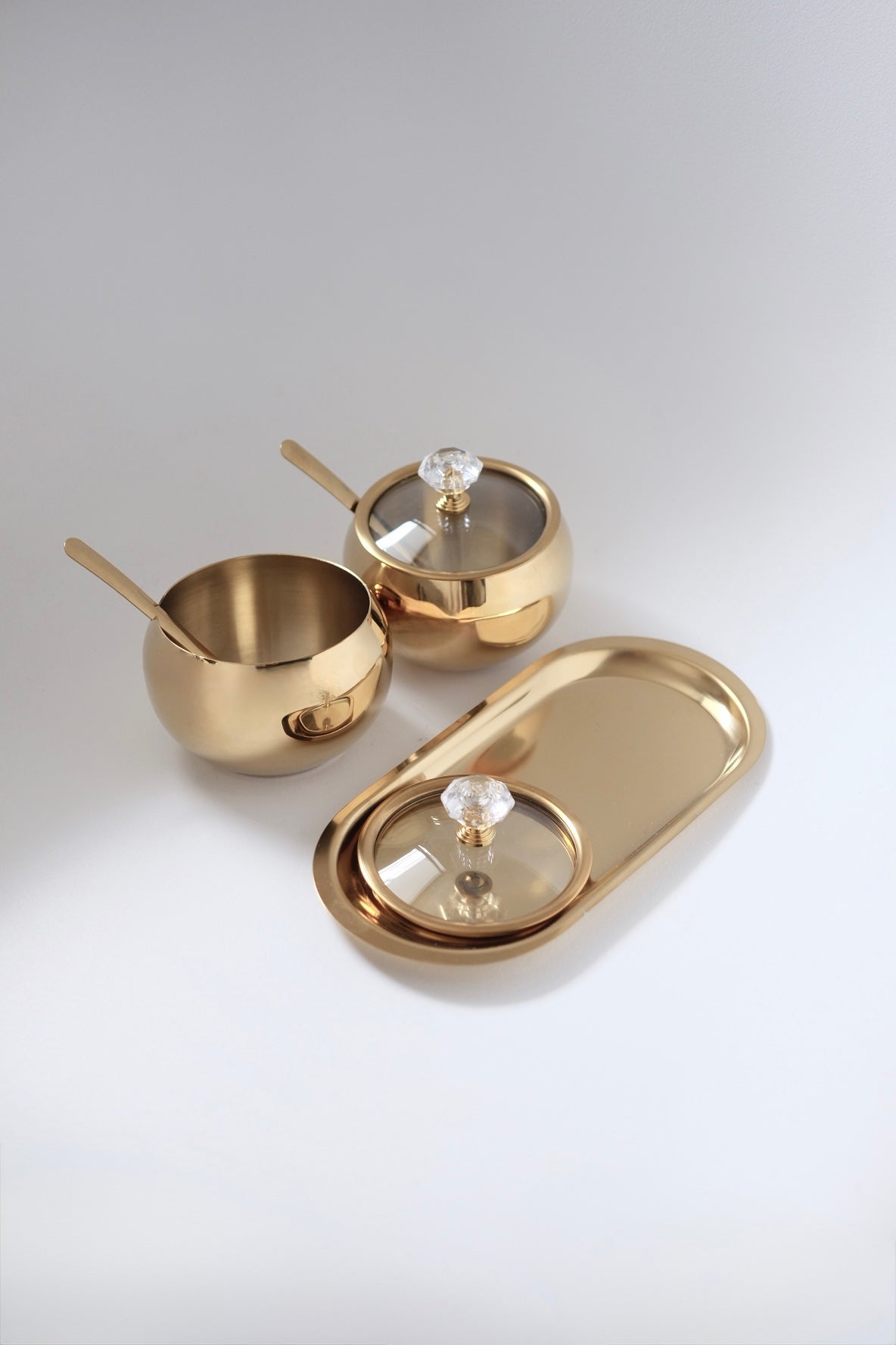 סט כלי אחסון סוכר בסגנון וינטג׳ יוקרתי עם מכסה זכוכית וזוג כפיות אלגנטי בגימור זהב, 2 יחידות צנצנת בצבע זהב בסגנון וינטגי אירופאי עם מכסה וזוג כפיות. סט מושלם למטבח ככלי אחסון לסוכר, דבש, מיכל מלח או צנצנת אחסון לשולחן אירוח והגשה, מתנות לחג לבית חדש, מתנות עם משמעות לפסח, מתנות עם סיפור, מתנה שמרגשת באמת, מתנות לאנשים שאוהבים עיצוב, מתנות לאוהבי וינטג׳, מתנה לאירוח בלתי נשכח, מתנות יוקרה להבית, מתנות עם אופי ואישיות, רעיונות למתנות ייחודיות לחג, מתנות עם היסטוריה, פריטים מיוחדים לבית ומתנה שהיא חוויה, מתנה