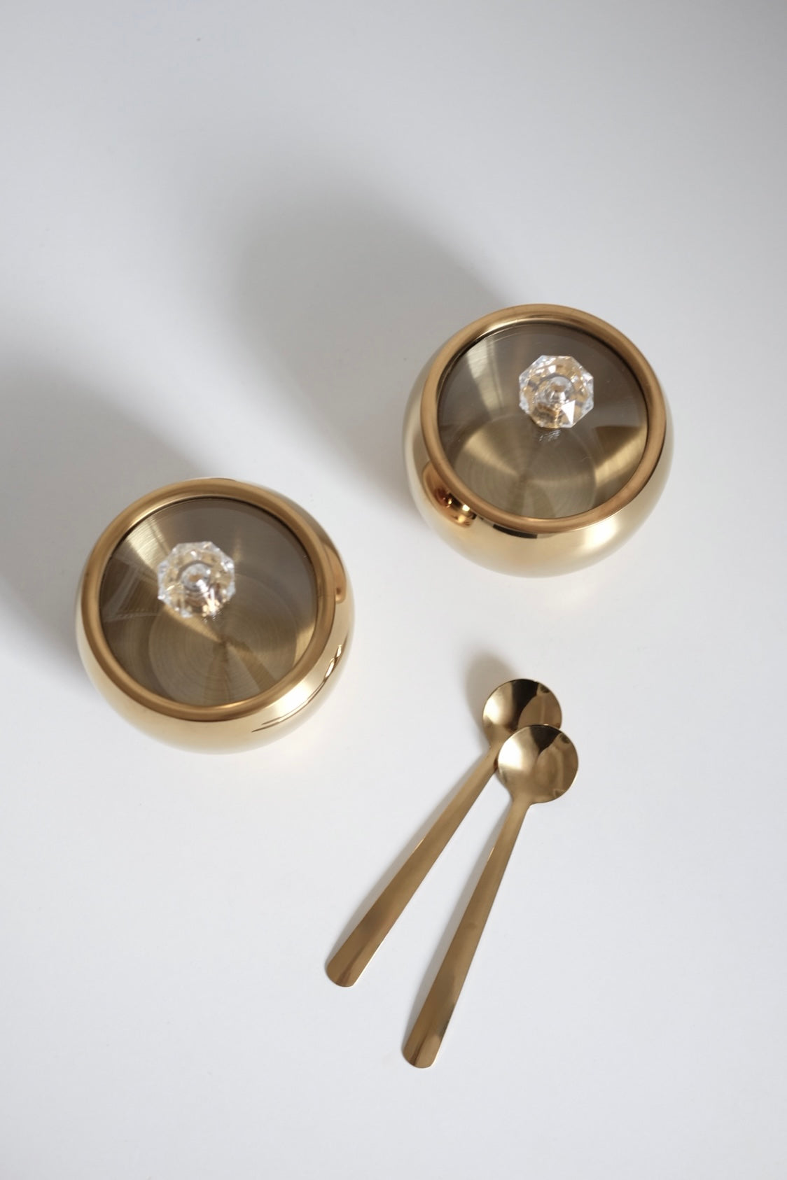 סט כלי אחסון סוכר בסגנון וינטג׳ יוקרתי עם מכסה זכוכית וזוג כפיות אלגנטי בגימור זהב, 2 יחידות צנצנת בצבע זהב בסגנון וינטגי אירופאי עם מכסה וזוג כפיות. סט מושלם למטבח ככלי אחסון לסוכר, דבש, מיכל מלח או צנצנת אחסון לשולחן אירוח והגשה, מתנות לחג לבית חדש, מתנות עם משמעות לפסח, מתנות עם סיפור, מתנה שמרגשת באמת, מתנות לאנשים שאוהבים עיצוב, מתנות לאוהבי וינטג׳, מתנה לאירוח בלתי נשכח, מתנות יוקרה להבית, מתנות עם אופי ואישיות, רעיונות למתנות ייחודיות לחג, מתנות עם היסטוריה, פריטים מיוחדים לבית ומתנה שהיא חוויה, מתנה