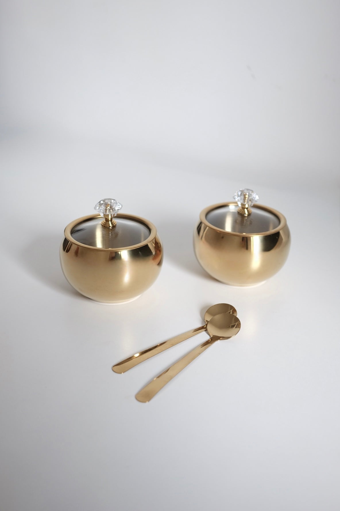 סט כלי אחסון סוכר בסגנון וינטג׳ יוקרתי עם מכסה זכוכית וזוג כפיות אלגנטי בגימור זהב, 2 יחידות צנצנת בצבע זהב בסגנון וינטגי אירופאי עם מכסה וזוג כפיות. סט מושלם למטבח ככלי אחסון לסוכר, דבש, מיכל מלח או צנצנת אחסון לשולחן אירוח והגשה, מתנות לחג לבית חדש, מתנות עם משמעות לפסח, מתנות עם סיפור, מתנה שמרגשת באמת, מתנות לאנשים שאוהבים עיצוב, מתנות לאוהבי וינטג׳, מתנה לאירוח בלתי נשכח, מתנות יוקרה להבית, מתנות עם אופי ואישיות, רעיונות למתנות ייחודיות לחג, מתנות עם היסטוריה, פריטים מיוחדים לבית ומתנה שהיא חוויה, מתנה