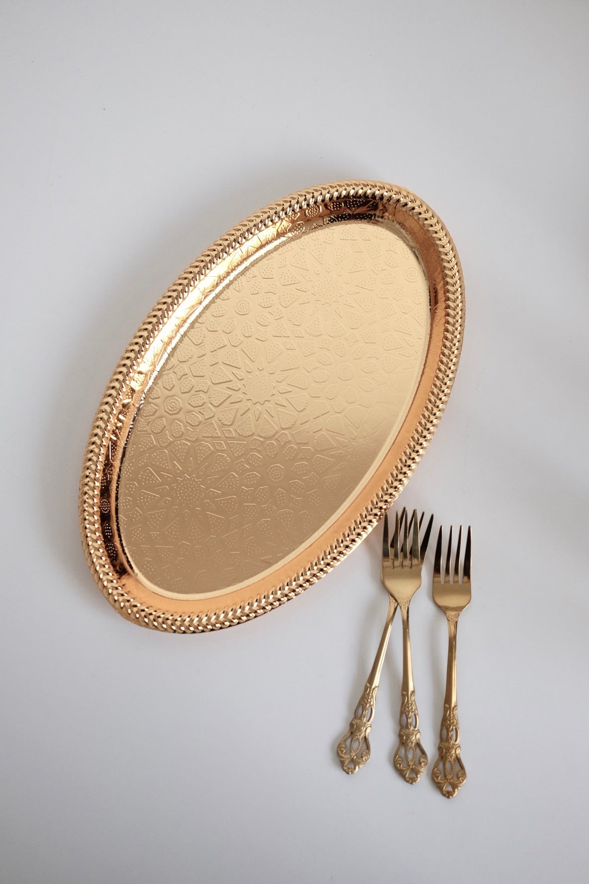 מגש פילגרין אובלי, מגש אליפסה וינטג׳ מיוחד ואלגנטי עשוי נירוסטה מצופה זהב תוצרת יוון. מעוטר בחריטה עדינה בסגנון הרנסנסי על מסגרת. מושלם ככלי הגשה לשולחן אירוח, חגים, אירועים מיוחדים וארוחת ערב בסגנון וינטג יוקרתי. שימושי לסידור קינוחים, פירות, גבינות או כבסיס אלגנטי לנרות ותכשיטים. מתנה יוקרית להבית הרבה עם אופי ואישיות של פעם שלא רואים בכל בית.חנות עתיקות,מתנות לראש השנה,רעיונות למתנות לראש השנה,מתנות קטנות לראש השנה,מתנות לשבועות,רעיונות למתנות לחג,מתנות לראש השנה מקוריות,מתנות מקוריות לחג,מתנות יצירתיות,