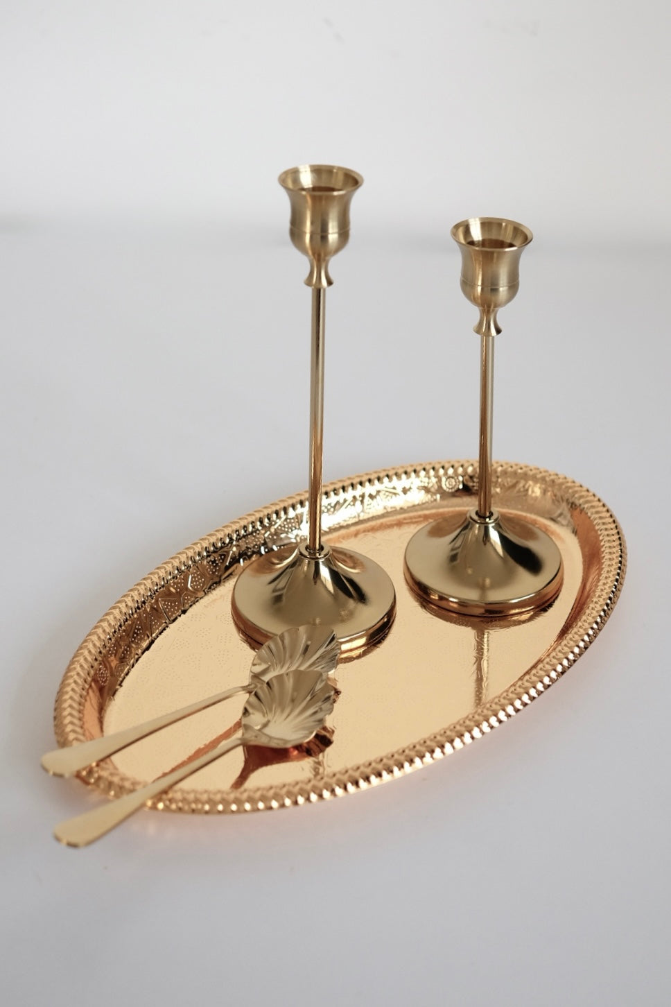 מגש פילגרין אובלי, מגש אליפסה וינטג׳ מיוחד ואלגנטי עשוי נירוסטה מצופה זהב תוצרת יוון. מעוטר בחריטה עדינה בסגנון הרנסנסי על מסגרת. מושלם ככלי הגשה לשולחן אירוח, חגים, אירועים מיוחדים וארוחת ערב בסגנון וינטג יוקרתי. שימושי לסידור קינוחים, פירות, גבינות או כבסיס אלגנטי לנרות ותכשיטים. מתנה יוקרית להבית הרבה עם אופי ואישיות של פעם שלא רואים בכל בית.חנות עתיקות,מתנות לראש השנה,רעיונות למתנות לראש השנה,מתנות קטנות לראש השנה,מתנות לשבועות,רעיונות למתנות לחג,מתנות לראש השנה מקוריות,מתנות מקוריות לחג,מתנות יצירתיות,