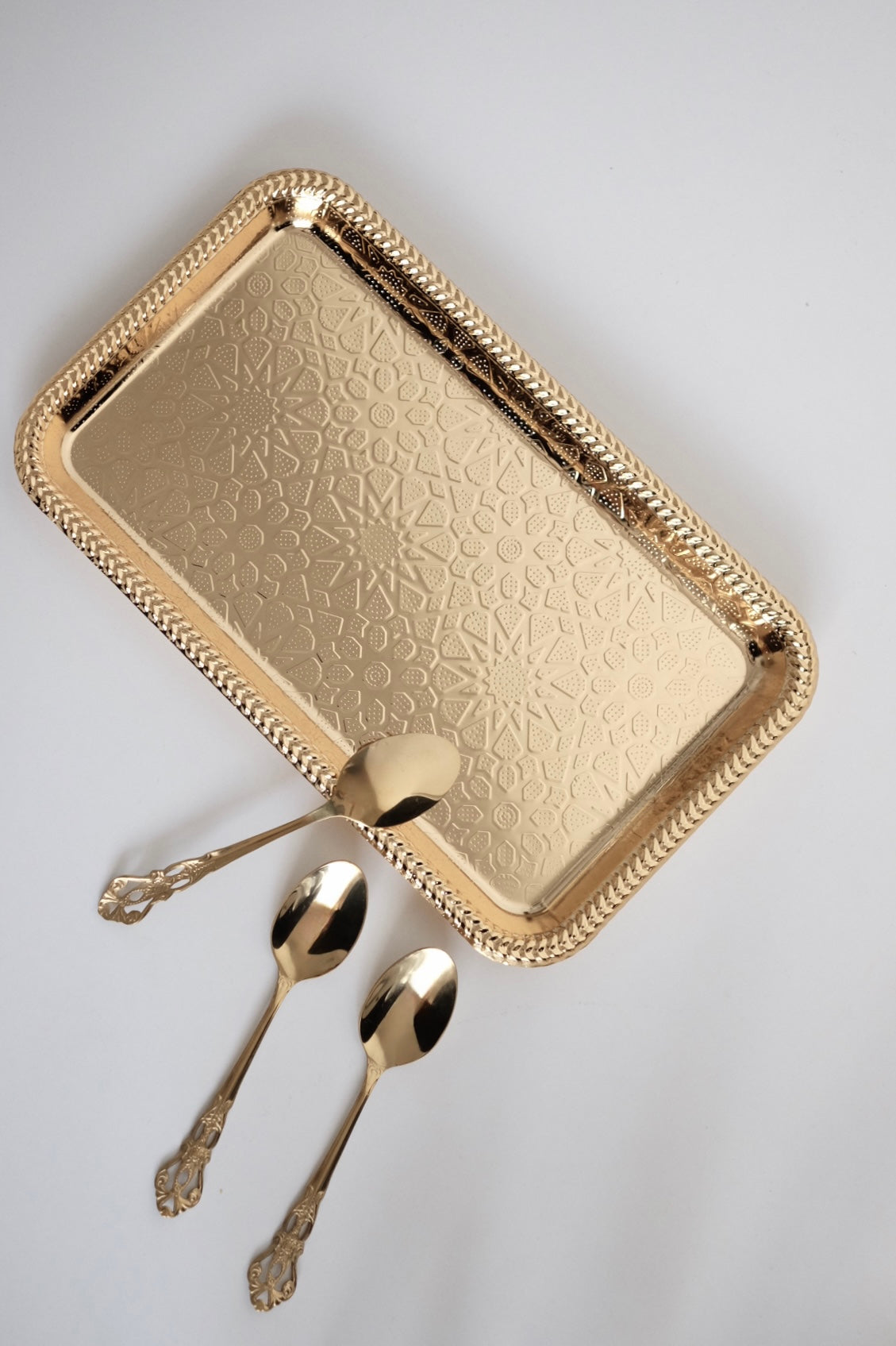 מגש פילגרין מלבני, מגש מלבני וינטג׳ מיוחד ואלגנטי עשוי נירוסטה מצופה כסף תוצרת יוון. מעוטר בחריטה עדינה בסגנון הרנסנסי על מסגרת. מושלם ככלי הגשה לשולחן אירוח, חגים, אירועים מיוחדים וארוחת ערב בסגנון וינטג יוקרתי. שימושי לסידור קינוחים, פירות, גבינות או כבסיס אלגנטי לנרות ותכשיטים. מתנה יוקרית להבית הרבה עם אופי ואישיות של פעם שלא רואים בכל בית.חנות עתיקות,מתנות לראש השנה,רעיונות למתנות לראש השנה,מתנות קטנות לראש השנה,מתנות לשבועות,רעיונות למתנות לחג,מתנות לראש השנה מקוריות,מתנות מקוריות לחג,מתנות יצירתיות,ח