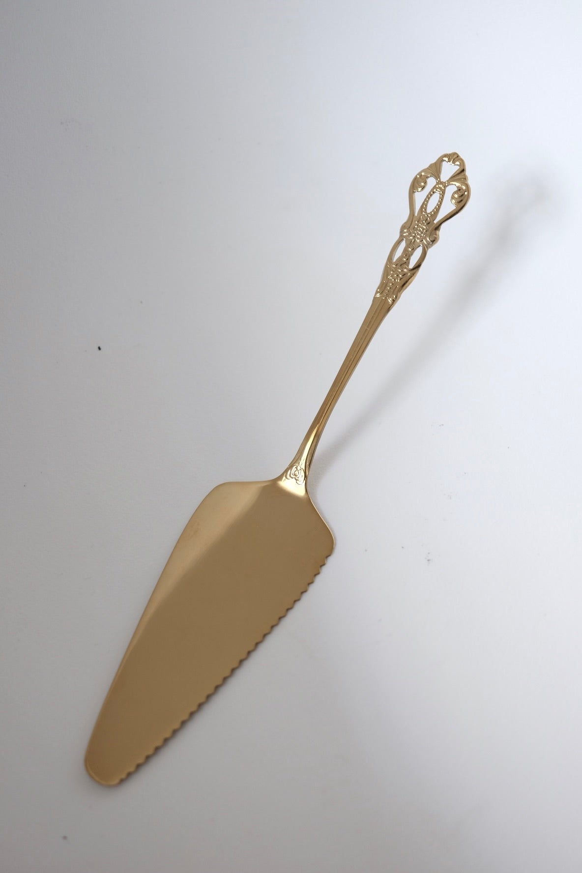 כף הגשה לעוגה וינטג׳ ציפוי זהב עם עיטורים קלאסיים בעיצוב יוקרתי ואלגנטי. כף עוגה בעיצוב ייחודי ויוקרתי וינטגי ציפוי זהב תוצרת פולין מושלם להגשה עם עוגות ועיצוב שולחן חג. מוסיף תזכורת מתקופה הויקטוריאני ומביאות נגיעה של אלגנטיות ונוסטלגיה לעיצוב השולחן. כף עוגה עשוי נרוסטה מצופה זהב, משדר קסם ותחכום של העולם הישן שמשתלב עם הפריטים המודרניים באופן נהדר. כלי הגשה לפסח יוקרתיים, סט כלים לחג פסח בעיצוב מיוחד, כלי הגשה מעוצבים לשולחן חג, כלי מטבח נוסטלגיים לפסח, כלי הגשה מיוחדים לליל הסדר, כלים לשולחן חג בסגנון א