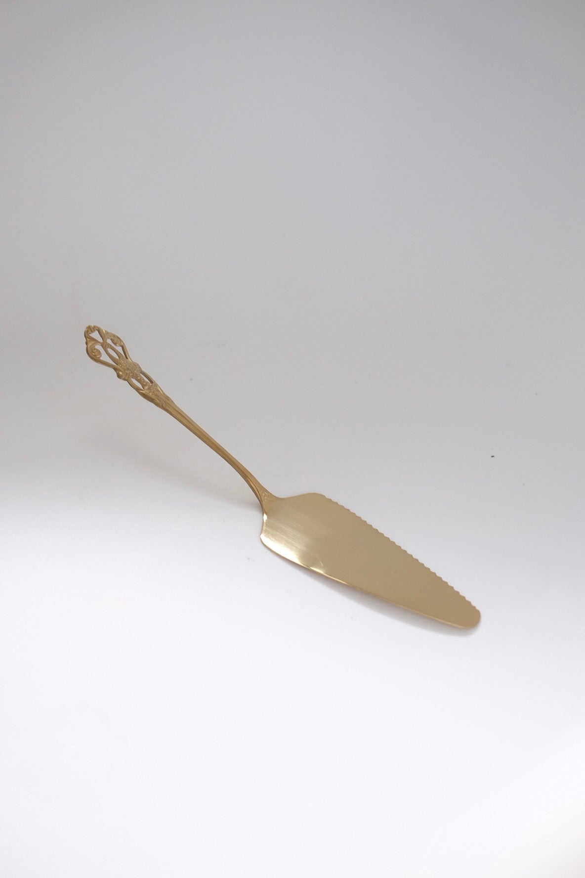 כף הגשה לעוגה וינטג׳ ציפוי זהב עם עיטורים קלאסיים בעיצוב יוקרתי ואלגנטי. כף עוגה בעיצוב ייחודי ויוקרתי וינטגי ציפוי זהב תוצרת פולין מושלם להגשה עם עוגות ועיצוב שולחן חג. מוסיף תזכורת מתקופה הויקטוריאני ומביאות נגיעה של אלגנטיות ונוסטלגיה לעיצוב השולחן. כף עוגה עשוי נרוסטה מצופה זהב, משדר קסם ותחכום של העולם הישן שמשתלב עם הפריטים המודרניים באופן נהדר. כלי הגשה לפסח יוקרתיים, סט כלים לחג פסח בעיצוב מיוחד, כלי הגשה מעוצבים לשולחן חג, כלי מטבח נוסטלגיים לפסח, כלי הגשה מיוחדים לליל הסדר, כלים לשולחן חג בסגנון א