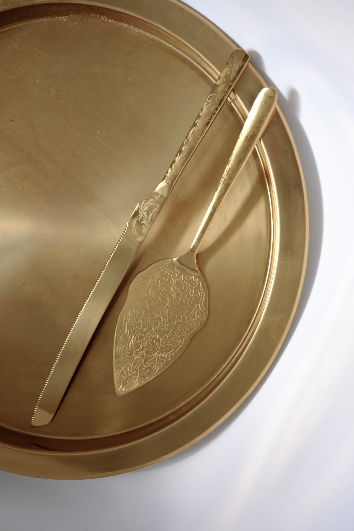 כף הגשה לעוגה וינטג׳ ציפוי זהב עם עיטורים קלאסיים בעיצוב יוקרתי ואלגנטי. כף עוגה בעיצוב ייחודי ויוקרתי וינטגי ציפוי זהב תוצרת צרפת מושלם להגשה עם עוגות ועיצוב שולחן חג. מוסיף תזכורת מתקופה הויקטוריאני ומביאות נגיעה של אלגנטיות ונוסטלגיה לעיצוב השולחן. כף עוגה עשוי נרוסטה מצופה זהב, משדר קסם ותחכום של העולם הישן שמשתלב עם הפריטים המודרניים באופן נהדר. כלי הגשה לפסח יוקרתיים, סט כלים לחג פסח בעיצוב מיוחד, כלי הגשה מעוצבים לשולחן חג, כלי מטבח נוסטלגיים לפסח, כלי הגשה מיוחדים לליל הסדר, כלים לשולחן חג בסגנון אי