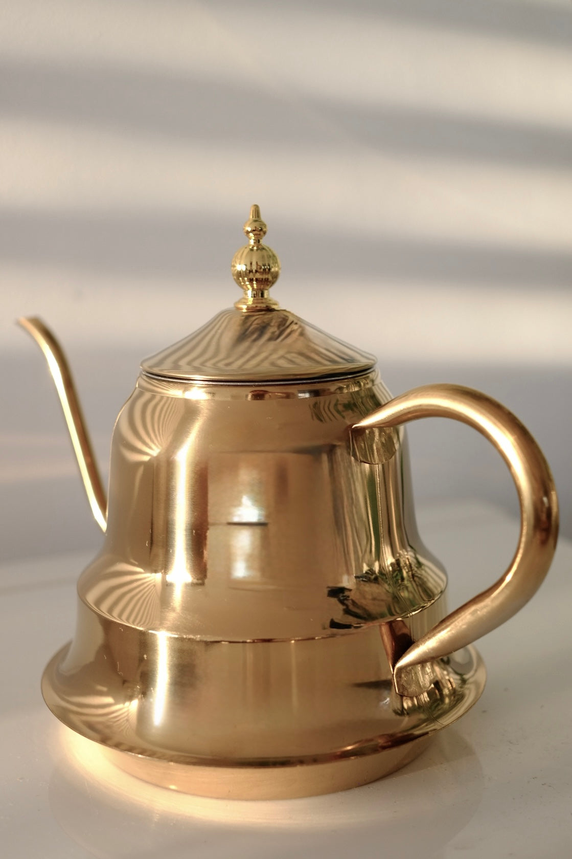 בראד קומקום תה נירוסטה וינטג מצופה זהב מקולקציית הום סטיילינג רטרו יוקרתי ואקססוריז למטבח בסגנון וינטג׳ מזרחי. פריט יפה ומיוחד לעיצוב מטבח וכלי הגשה מפנק לשולחן אירוח חגיגי. כלי הגשה לפסח יוקרתיים, סט כלים לחג פסח בעיצוב מיוחד, כלי הגשה מעוצבים לשולחן חג, כלי מטבח נוסטלגיים לפסח, כלי הגשה מיוחדים לליל הסדר, כלים לשולחן חג בסגנון אירופאי קלאסי, פריטי אספנות למטבח לפסח,השראה לשולחן חג פסח,עיצוב שולחן ליל הסדר וינטג, שולחן חג בסגנון אירופאי קלאסי, עיצוב שולחן חג יוקרתי, רעיונות להגשת אוכל לפסח, שולחן חג עם נגי