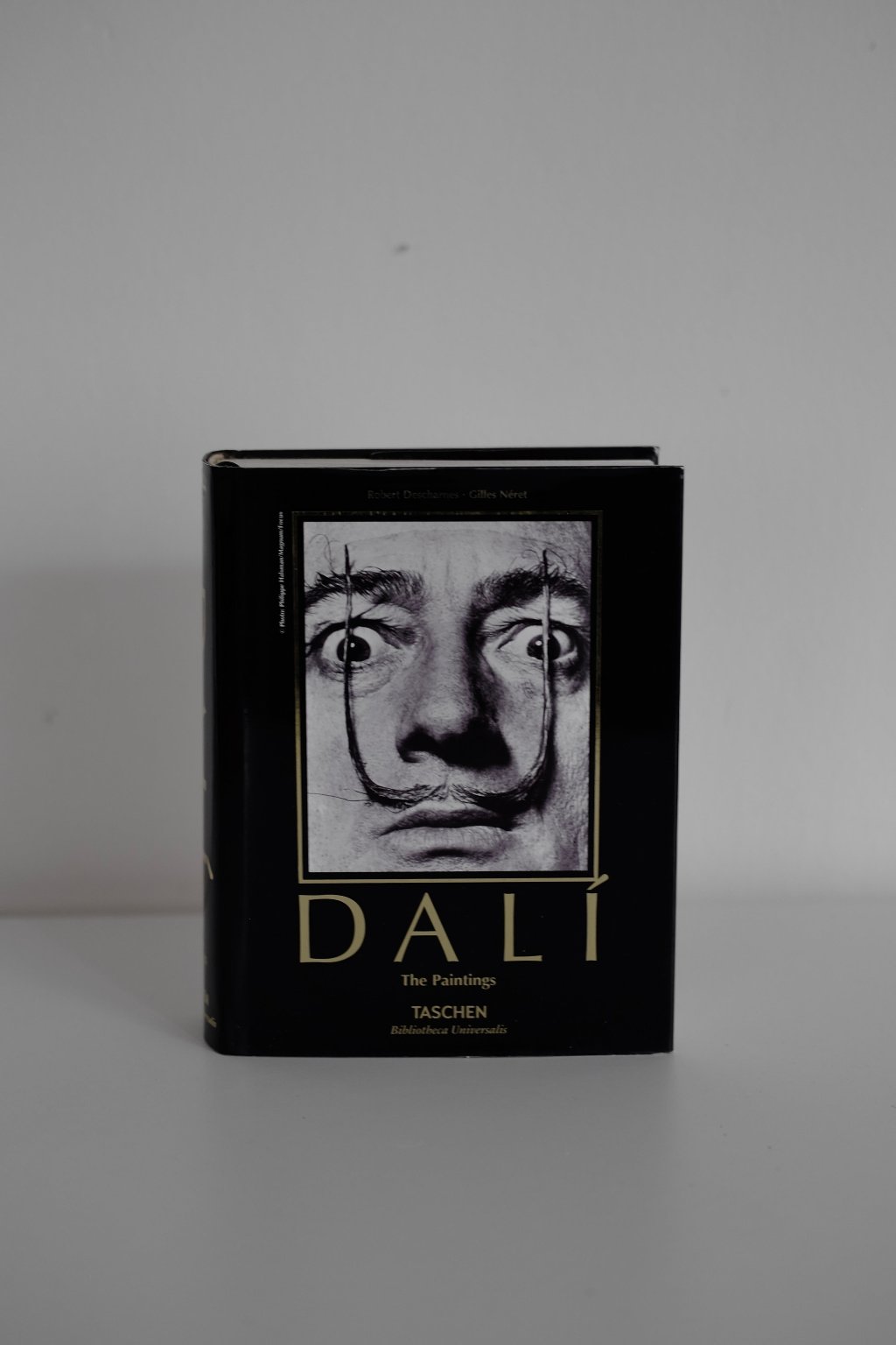 דאלי הציורים ספר מאויר מאת Taschen ,המהדורה המפוארת הזו מציגה את ציוריו של דאלי עם כתביו, רישומים וחומר ארכיוני משלו, אמנות חזותית וצילום 
