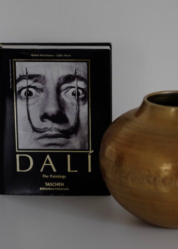 דאלי הציורים ספר מאויר מאת Taschen ,המהדורה המפוארת הזו מציגה את ציוריו של דאלי עם כתביו, רישומים וחומר ארכיוני משלו, אמנות חזותית וצילום 
