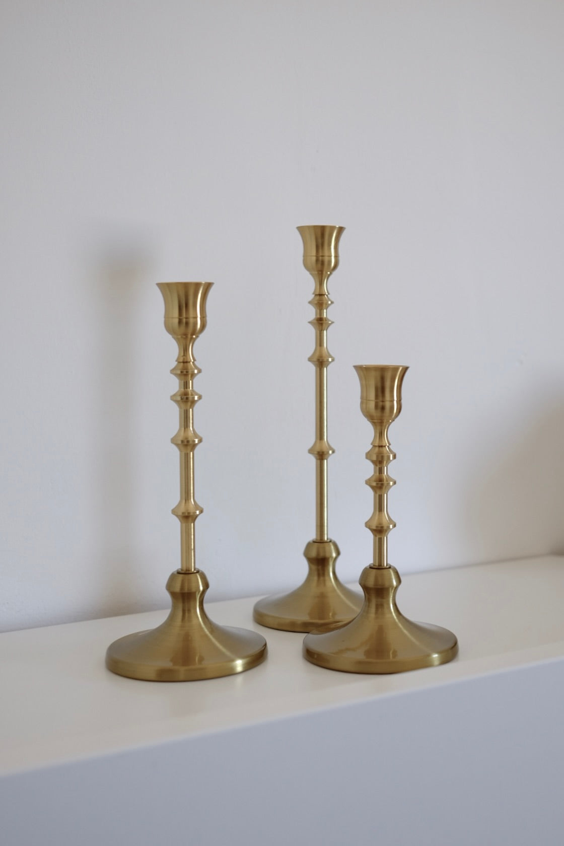 מחזיקי נרות בסגנון ויקטוריאני אלגנטי - סט של 3 מחזיקי נרות וינטג' אלגנטיים בצבע זהב מחודד - מחזיקי נרות מפליז לארוחות - חגים ועיצוב הבית - משדרים אלגנטיות וקסם נצחי - מחזיקים אלה מביאים נופך של מסורת לחללים עכשוויים - הם תוספת רב-תכליתית ואופנתית לכל סביבה - מושלמים לתצוגה לאורך כל השנה ולאירועים מיוחדים - הם גם מהווים מתנות מתחשבות ומסוגננות - משדרים אלגנטיות וקסם נצחי - מחזיקים אלה מביאים נופך של מסורת לחללים עכשוויים - הם תוספת רב-תכליתית ואופנתית לכל סביבה - מושלמים לתצוגה לאורך כל השנה ולאירועים מיוחדי