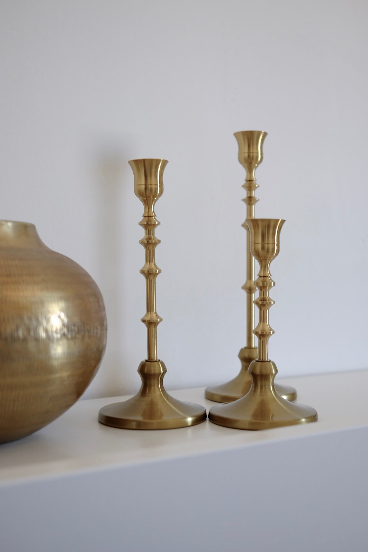 מחזיקי נרות בסגנון ויקטוריאני אלגנטי - סט של 3 מחזיקי נרות וינטג' אלגנטיים בצבע זהב מחודד - מחזיקי נרות מפליז לארוחות - חגים ועיצוב הבית - משדרים אלגנטיות וקסם נצחי - מחזיקים אלה מביאים נופך של מסורת לחללים עכשוויים - הם תוספת רב-תכליתית ואופנתית לכל סביבה - מושלמים לתצוגה לאורך כל השנה ולאירועים מיוחדים - הם גם מהווים מתנות מתחשבות ומסוגננות - משדרים אלגנטיות וקסם נצחי - מחזיקים אלה מביאים נופך של מסורת לחללים עכשוויים - הם תוספת רב-תכליתית ואופנתית לכל סביבה - מושלמים לתצוגה לאורך כל השנה ולאירועים מיוחדי