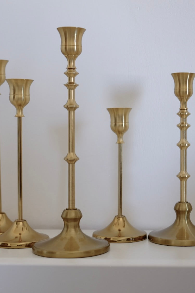 מחזיקי נרות בסגנון ויקטוריאני אלגנטי - סט של 3 מחזיקי נרות וינטג' אלגנטיים בצבע זהב מחודד - מחזיקי נרות מפליז לארוחות - חגים ועיצוב הבית - משדרים אלגנטיות וקסם נצחי - מחזיקים אלה מביאים נופך של מסורת לחללים עכשוויים - הם תוספת רב-תכליתית ואופנתית לכל סביבה - מושלמים לתצוגה לאורך כל השנה ולאירועים מיוחדים - הם גם מהווים מתנות מתחשבות ומסוגננות - משדרים אלגנטיות וקסם נצחי - מחזיקים אלה מביאים נופך של מסורת לחללים עכשוויים - הם תוספת רב-תכליתית ואופנתית לכל סביבה - מושלמים לתצוגה לאורך כל השנה ולאירועים מיוחדי