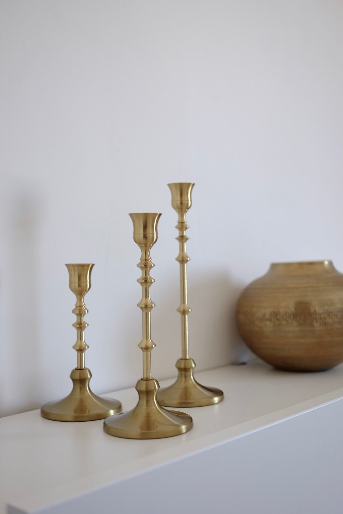 מחזיקי נרות בסגנון ויקטוריאני אלגנטי - סט של 3 מחזיקי נרות וינטג' אלגנטיים בצבע זהב מחודד - מחזיקי נרות מפליז לארוחות - חגים ועיצוב הבית - משדרים אלגנטיות וקסם נצחי - מחזיקים אלה מביאים נופך של מסורת לחללים עכשוויים - הם תוספת רב-תכליתית ואופנתית לכל סביבה - מושלמים לתצוגה לאורך כל השנה ולאירועים מיוחדים - הם גם מהווים מתנות מתחשבות ומסוגננות - משדרים אלגנטיות וקסם נצחי - מחזיקים אלה מביאים נופך של מסורת לחללים עכשוויים - הם תוספת רב-תכליתית ואופנתית לכל סביבה - מושלמים לתצוגה לאורך כל השנה ולאירועים מיוחדי