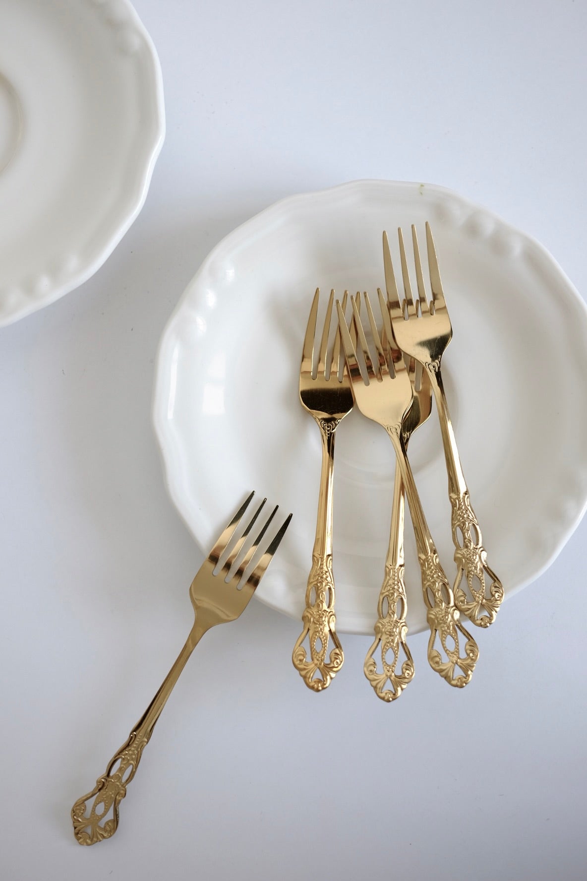 מזלגות עתיקות 6 יחידות ציפוי זהב יוקרתיות תוצרת פולין. סט מזלגות מושלם להגשת קינוח, פירות ומזטים קטנים ועיצוב שולחן חג. מוסיף תזכורת מתקופה הויקטוריאני ומביאות נגיעה של אלגנטיות ונוסטלגיה לעיצוב השולחן. מזלגות עשויות נרוסטה מצופה זהב, משדרות קסם ותחכום של העולם הישן שמשתלבות עם פריטים מודרניים באופן נהדר. בעיצוב מרשים ומיוחד למתנה המושלמת לחג פסח,וינטג' יוקרה עיצוב שולחן חג. חנות עתיקות,עתיקות למכירה,מכירת עתיקות,מכירת עתיקות באינטרנט,חנות עתיקות אונליין,אספני עתיקות, כלי בית עתיקים למטבח והגשה, מושלמת לעיצ