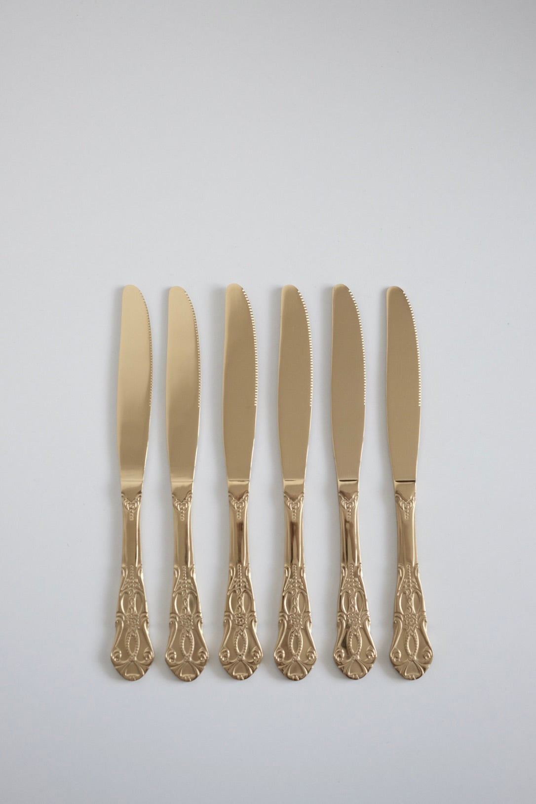 סט סכינים 6 חלקים בעיצוב ייחודי ויוקרתי וינטגי ציפוי זהב תוצרת פולין מושלם להגשת מנות ראשונות ועיצוב שולחן חג. מוסיף תזכורת מתקופה הויקטוריאני ומביאות נגיעה של אלגנטיות ונוסטלגיה לעיצוב השולחן. סכיני שולחן עשויות נרוסטה מצופה זהב, משדרות קסם ותחכום של העולם הישן שמשתלבות עם פריטים מודרניים באופן נהדר. כלי הגשה לפסח יוקרתיים, סט כלים לחג פסח בעיצוב מיוחד, כלי הגשה מעוצבים לשולחן חג, כלי מטבח נוסטלגיים לפסח, כלי הגשה מיוחדים לליל הסדר, כלים לשולחן חג בסגנון אירופאי קלאסי, פריטי אספנות למטבח לפסח,השראה לשולחן 