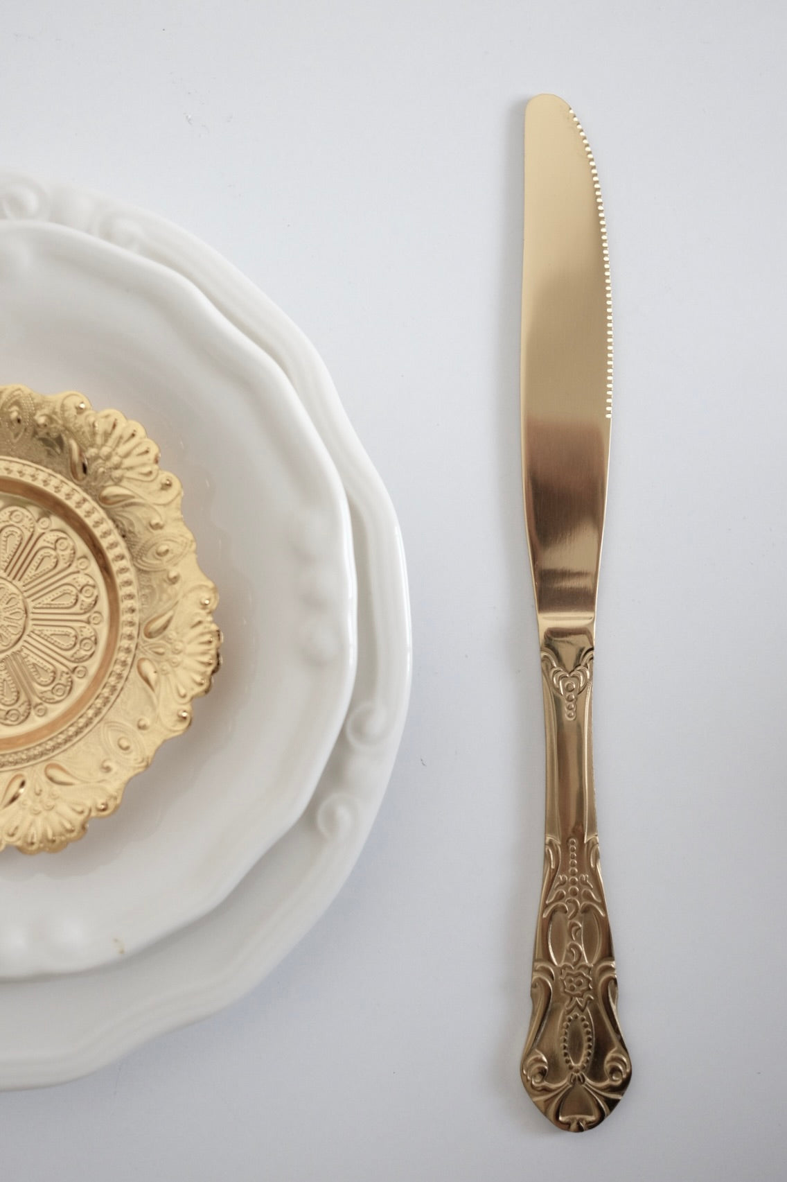 סט סכינים 6 חלקים בעיצוב ייחודי ויוקרתי וינטגי ציפוי זהב תוצרת פולין מושלם להגשת מנות ראשונות ועיצוב שולחן חג. מוסיף תזכורת מתקופה הויקטוריאני ומביאות נגיעה של אלגנטיות ונוסטלגיה לעיצוב השולחן. סכיני שולחן עשויות נרוסטה מצופה זהב, משדרות קסם ותחכום של העולם הישן שמשתלבות עם פריטים מודרניים באופן נהדר. כלי הגשה לפסח יוקרתיים, סט כלים לחג פסח בעיצוב מיוחד, כלי הגשה מעוצבים לשולחן חג, כלי מטבח נוסטלגיים לפסח, כלי הגשה מיוחדים לליל הסדר, כלים לשולחן חג בסגנון אירופאי קלאסי, פריטי אספנות למטבח לפסח,השראה לשולחן 