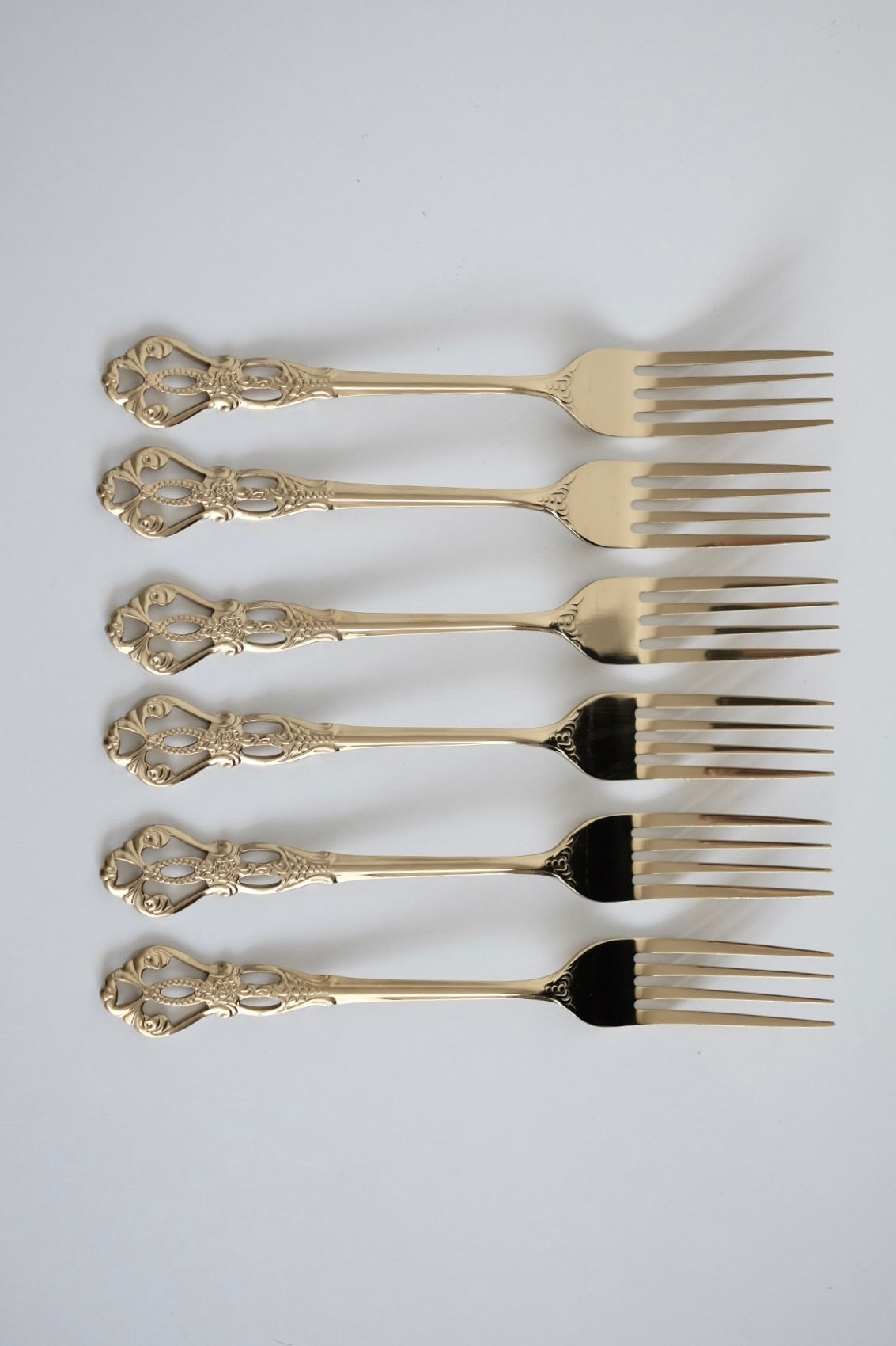 סט 6 מזלגות עתיקות ציפוי זהב יוקרתיות תוצרת פולין מושלם להגשת מנות ראשונות ועיצוב שולחן חג. מוסיף תזכורת מתקופה הויקטוריאני ומביאות נגיעה של אלגנטיות ונוסטלגיה לעיצוב השולחן. מזלגות עשויות נרוסטה מצופה זהב, משדרות קסם ותחכום של העולם הישן שמשתלבות עם פריטים מודרניים באופן נהדר. כלי הגשה לפסח יוקרתיים, סט כלים לחג פסח בעיצוב מיוחד, כלי הגשה מעוצבים לשולחן חג, כלי מטבח נוסטלגיים לפסח, כלי הגשה מיוחדים לליל הסדר, כלים לשולחן חג בסגנון אירופאי קלאסי, פריטי אספנות למטבח לפסח,השראה לשולחן חג פסח,עיצוב שולחן ליל ה