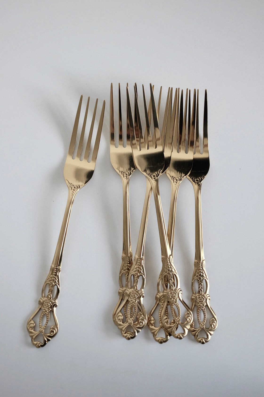 סט 6 מזלגות עתיקות ציפוי זהב יוקרתיות תוצרת פולין מושלם להגשת מנות ראשונות ועיצוב שולחן חג. מוסיף תזכורת מתקופה הויקטוריאני ומביאות נגיעה של אלגנטיות ונוסטלגיה לעיצוב השולחן. מזלגות עשויות נרוסטה מצופה זהב, משדרות קסם ותחכום של העולם הישן שמשתלבות עם פריטים מודרניים באופן נהדר. כלי הגשה לפסח יוקרתיים, סט כלים לחג פסח בעיצוב מיוחד, כלי הגשה מעוצבים לשולחן חג, כלי מטבח נוסטלגיים לפסח, כלי הגשה מיוחדים לליל הסדר, כלים לשולחן חג בסגנון אירופאי קלאסי, פריטי אספנות למטבח לפסח,השראה לשולחן חג פסח,עיצוב שולחן ליל ה