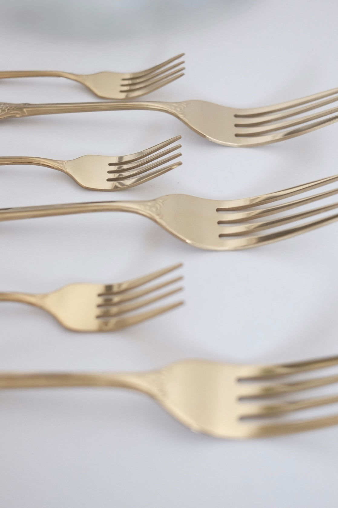 סט 6 מזלגות עתיקות ציפוי זהב יוקרתיות תוצרת פולין מושלם להגשת מנות ראשונות ועיצוב שולחן חג. מוסיף תזכורת מתקופה הויקטוריאני ומביאות נגיעה של אלגנטיות ונוסטלגיה לעיצוב השולחן. מזלגות עשויות נרוסטה מצופה זהב, משדרות קסם ותחכום של העולם הישן שמשתלבות עם פריטים מודרניים באופן נהדר. כלי הגשה לפסח יוקרתיים, סט כלים לחג פסח בעיצוב מיוחד, כלי הגשה מעוצבים לשולחן חג, כלי מטבח נוסטלגיים לפסח, כלי הגשה מיוחדים לליל הסדר, כלים לשולחן חג בסגנון אירופאי קלאסי, פריטי אספנות למטבח לפסח,השראה לשולחן חג פסח,עיצוב שולחן ליל ה