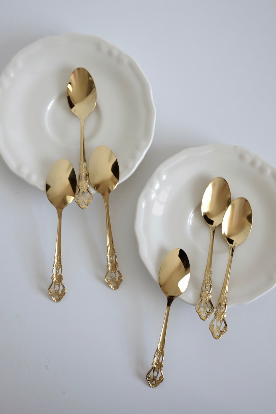 כפיות קפה וינטג׳ מיוחדות מתוך חלקי סט סכו"ם אלגנטי ויוקרתי ישן עשוי מתכת מצופה זהב. פריט נדיר לאוהבי קפה בסטייל ופרטי מטבח מיוחדים שמשדרת מראה של כל ארוחה. מושלות להגשת קינוח וארוחות חג. מוסיף תזכורת מתקופה הויקטוריאני ומביאות נגיעה של אלגנטיות ונוסטלגיה לעיצוב השולחן. כפיות עשויות נרוסטה מצופה זהב, משדרות קסם ותחכום של העולם הישן שמשתלבות עם פריטים מודרניים באופן נהדר. סט כפיות קפה וקינוח וינטג׳ חלקי סכום עתיק מתכת ציפוי כסף - 6 כפיות קטנות . פרטי מטבח מיוחדים, כלי בית וינטאג׳,פרטי נוי מיוחדים,אקססוריז לעי