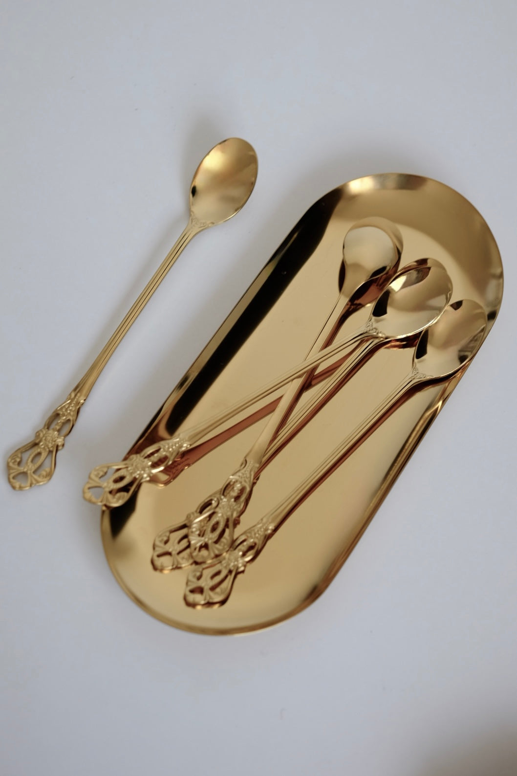 כפיות קוקטל ארוכות וינטג׳ סט של 5 כפיות ציפוי זהב עם חריטה דקורטיבית. סט של חמש כפיות בר וינטג׳ מנירוסטה ציפוי זהב. הן פריט נדיר לאוהבי מטבח בסטייל רטרו ופרטי וינטגי מיוחדים לבית. כפיות ארוכות הן כלי מטבח וינטג׳ יוקרטיים ומתאימות מושלם להגשת קינוח ועיצוב שולחן חג. הכפיות הן חלק מקולקציית כלי מטבח בסטייל ייחודי שלא רק משדרג מראה שולחן חגיגי, אלא גם מוסיף חווית ארוחה אירופאית אלגנטית של פעם. זאת מתנה נהדרת לאנשים שאוהבים פריטי אספנות נדירים ולמי שמעריך סטייל ואסתטיקה. כלי הגשה לפסח יוקרתיים, סט כלים לחג פסח ב