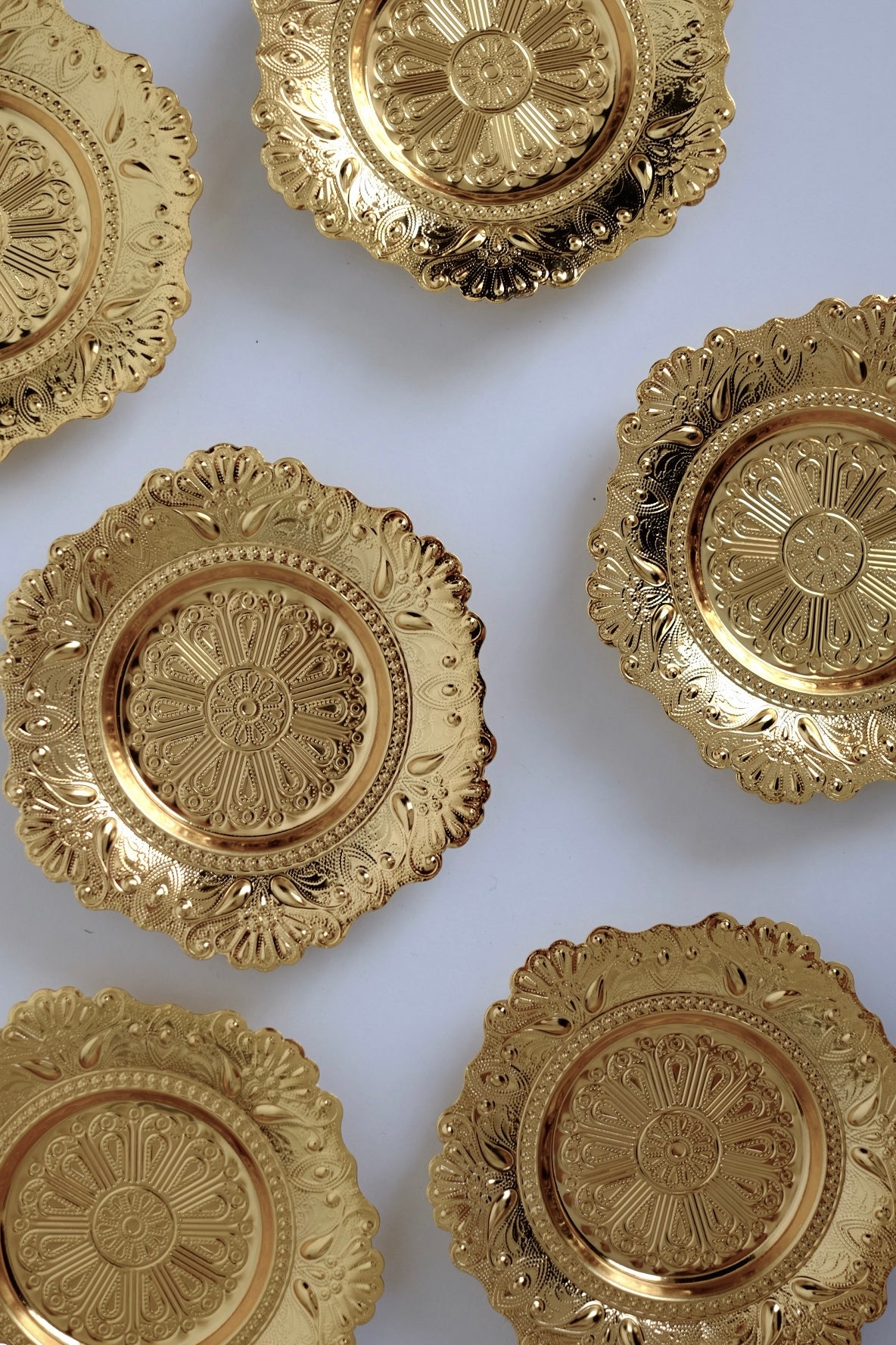 מארז צלחות 6 יחידות מתכת ציפוי זהב בסגנון וינטגי מזרחי עם טאץ' יוקרתי. סט תחתיות בעיצוב נדיר, נראה כמו תכשיט על שולחן אירוח. צלוחיות קטנות מושלמות להגשת תה, קפה וקינוח לאירוח חגיגי מרשים. כלי הגשה לפסח יוקרתיים, סט כלים לחג פסח בעיצוב מיוחד, כלי הגשה מעוצבים לשולחן חג, כלי מטבח נוסטלגיים לפסח, כלי הגשה מיוחדים לליל הסדר, כלים לשולחן חג בסגנון אירופאי קלאסי, פריטי אספנות למטבח לפסח,השראה לשולחן חג פסח,עיצוב שולחן ליל הסדר וינטג, שולחן חג בסגנון אירופאי קלאסי, עיצוב שולחן חג יוקרתי, רעיונות להגשת אוכל לפסח, ש