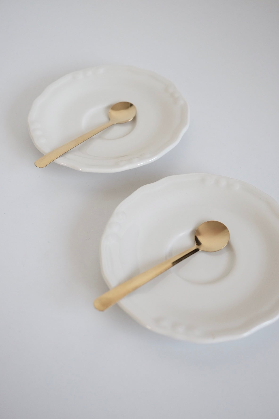 סט של 2 כפיות קפה וינטג' מנירוסטה מצופות זהב. מתאימות להגשת קינוח באירוח חגיגי או שימוש יומיומי לאוהבי קפה בסטייל. כלי הגשה לפסח יוקרתיים, סט כלים לחג פסח בעיצוב מיוחד, כלי הגשה מעוצבים לשולחן חג, כלי מטבח נוסטלגיים לפסח, כלי הגשה מיוחדים לליל הסדר, כלים לשולחן חג בסגנון אירופאי קלאסי, פריטי אספנות למטבח לפסח,השראה לשולחן חג פסח,עיצוב שולחן ליל הסדר וינטג, שולחן חג בסגנון אירופאי קלאסי, עיצוב שולחן חג יוקרתי, רעיונות להגשת אוכל לפסח, שולחן חג עם נגיעות נוסטלגיה, כלי מטבח עם סיפור והיסטוריה, שולחן חג בעיצוב 